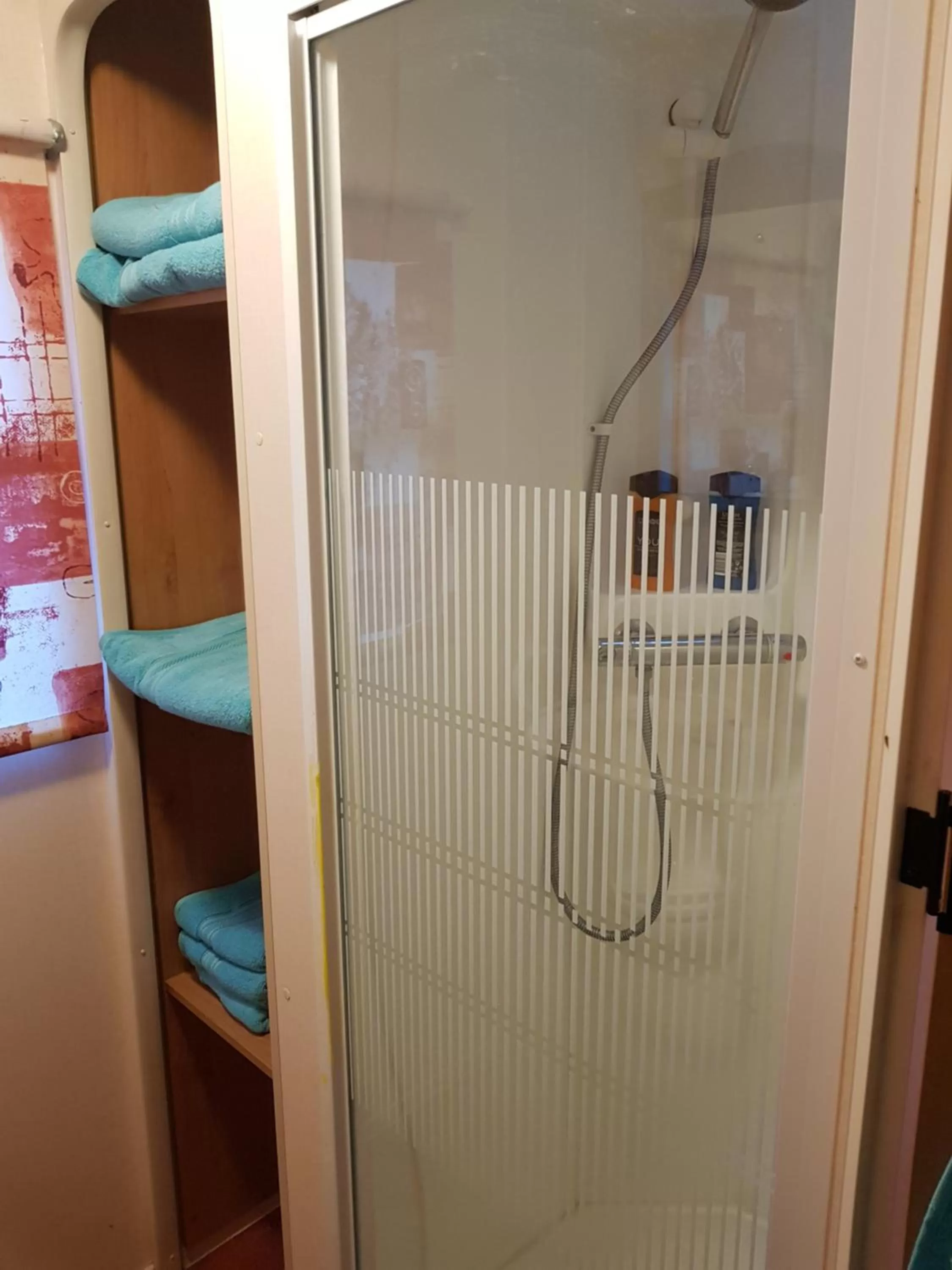 Bathroom in the jackdaw pub SELF CATERING STATIC CARAVAN free breakfast supplied