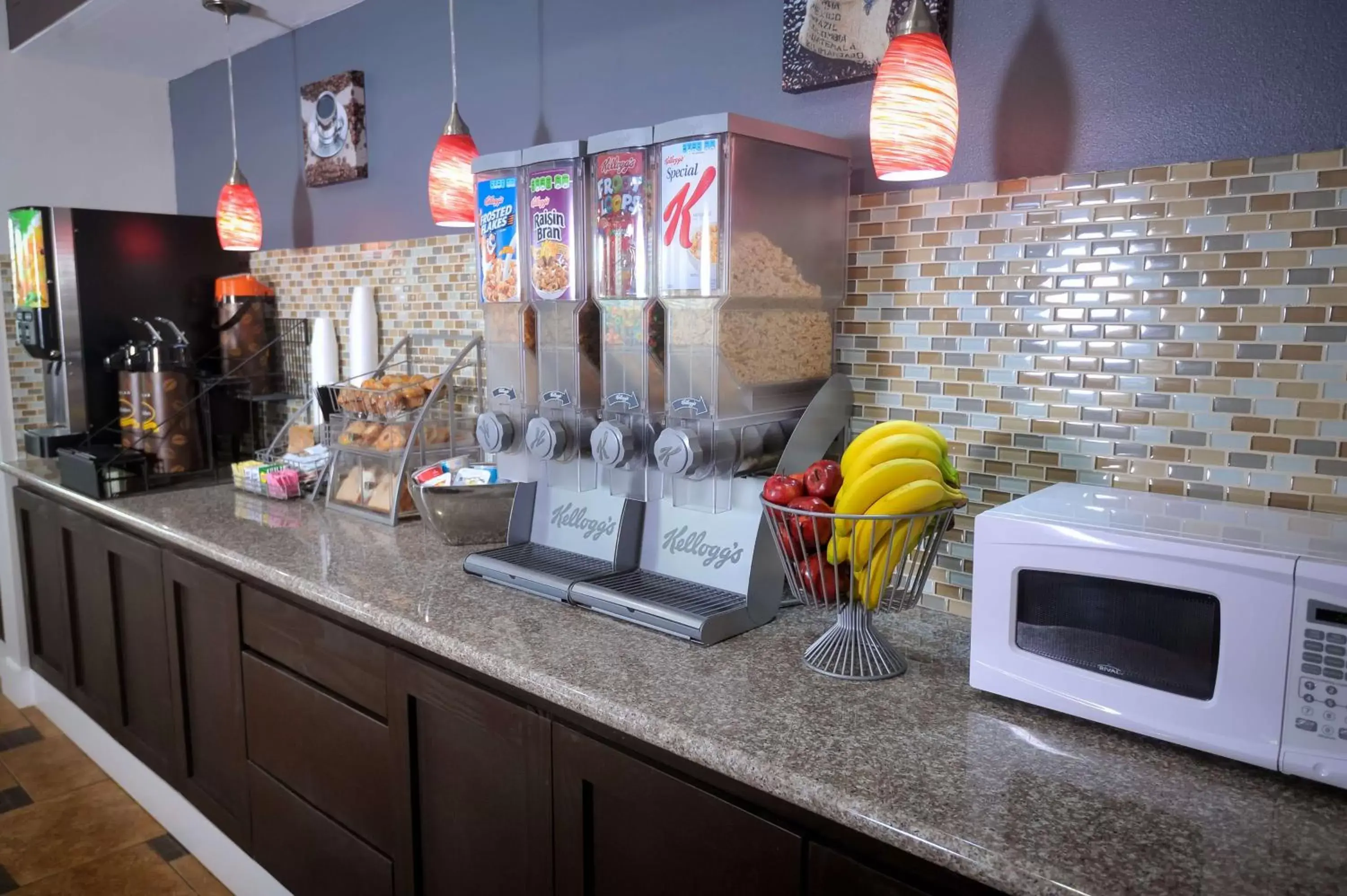 Restaurant/places to eat, Kitchen/Kitchenette in SureStay Hotel by Best Western Terrell