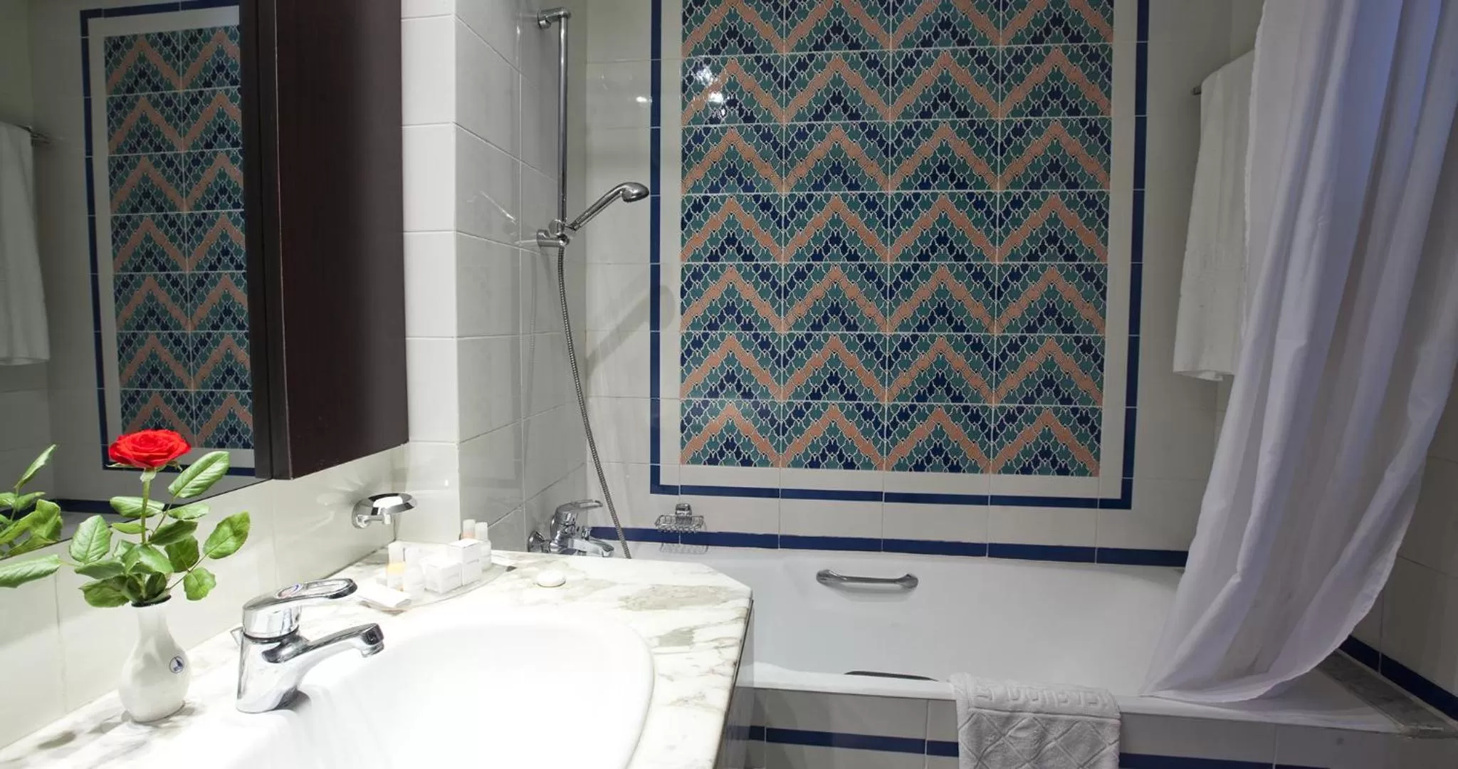 Bathroom in El Mouradi Palace- Couple et Famille uniquement