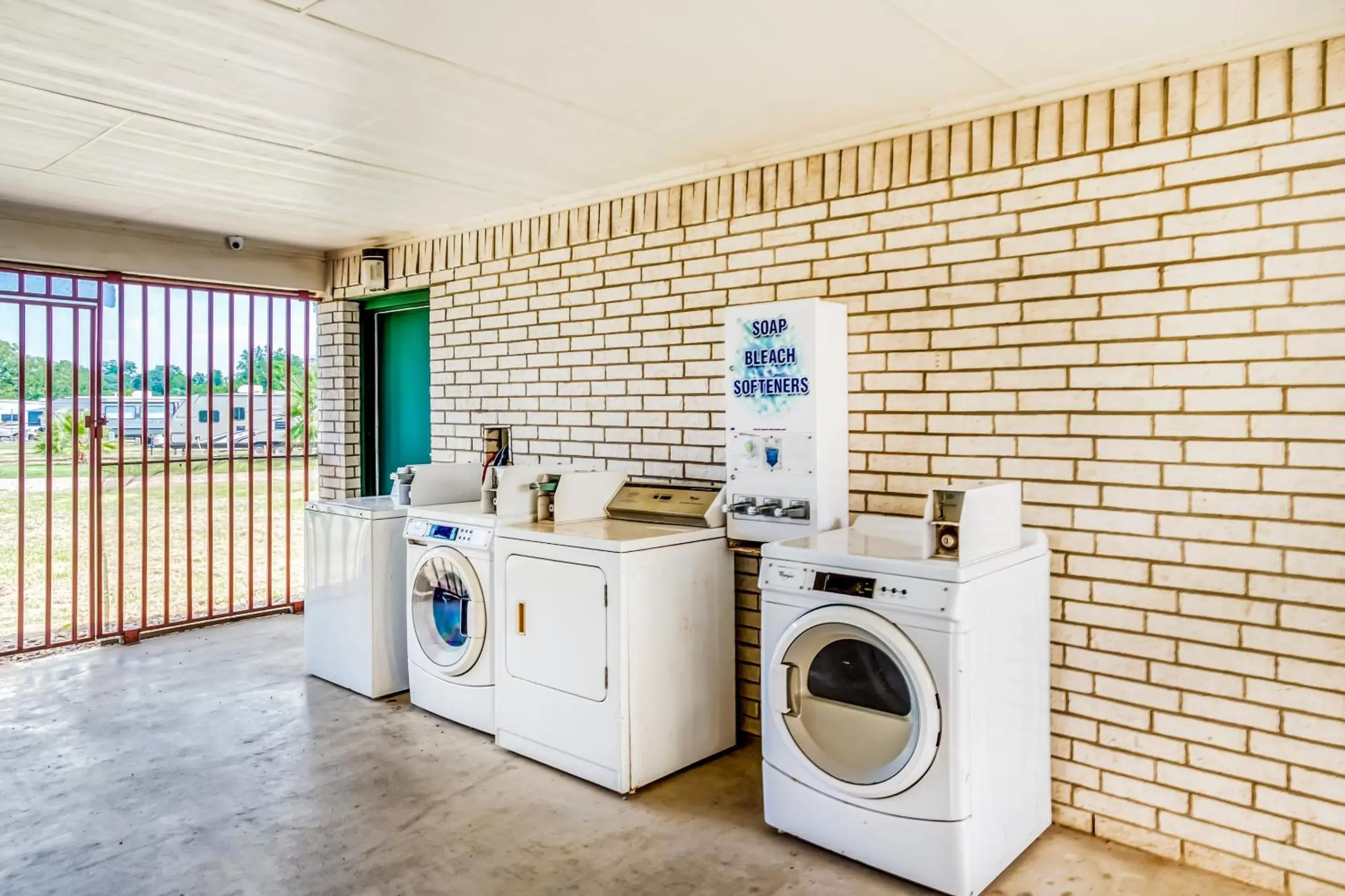 laundry, Kitchen/Kitchenette in OYO Hotel Yoakum West