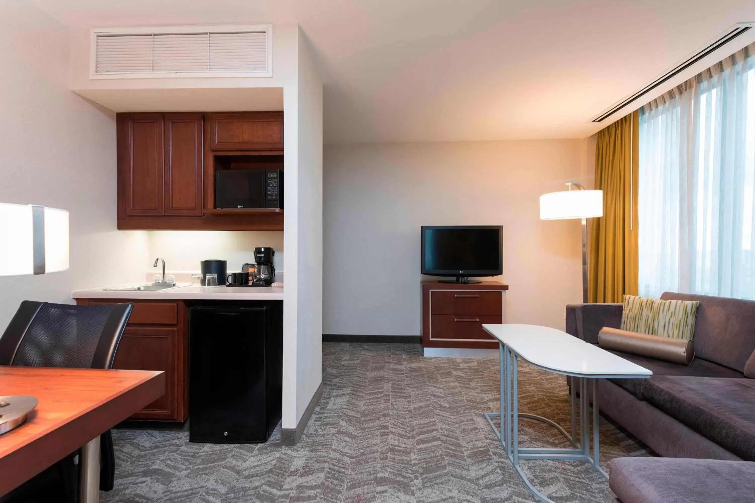 Living room, TV/Entertainment Center in SpringHill Suites by Marriott Chicago O'Hare