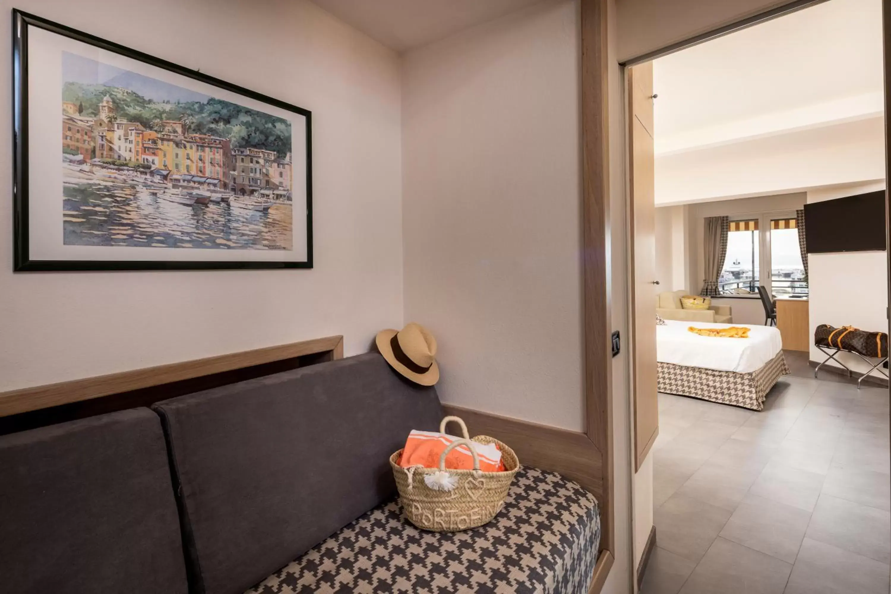 Bedroom, Seating Area in Hotel Laurin