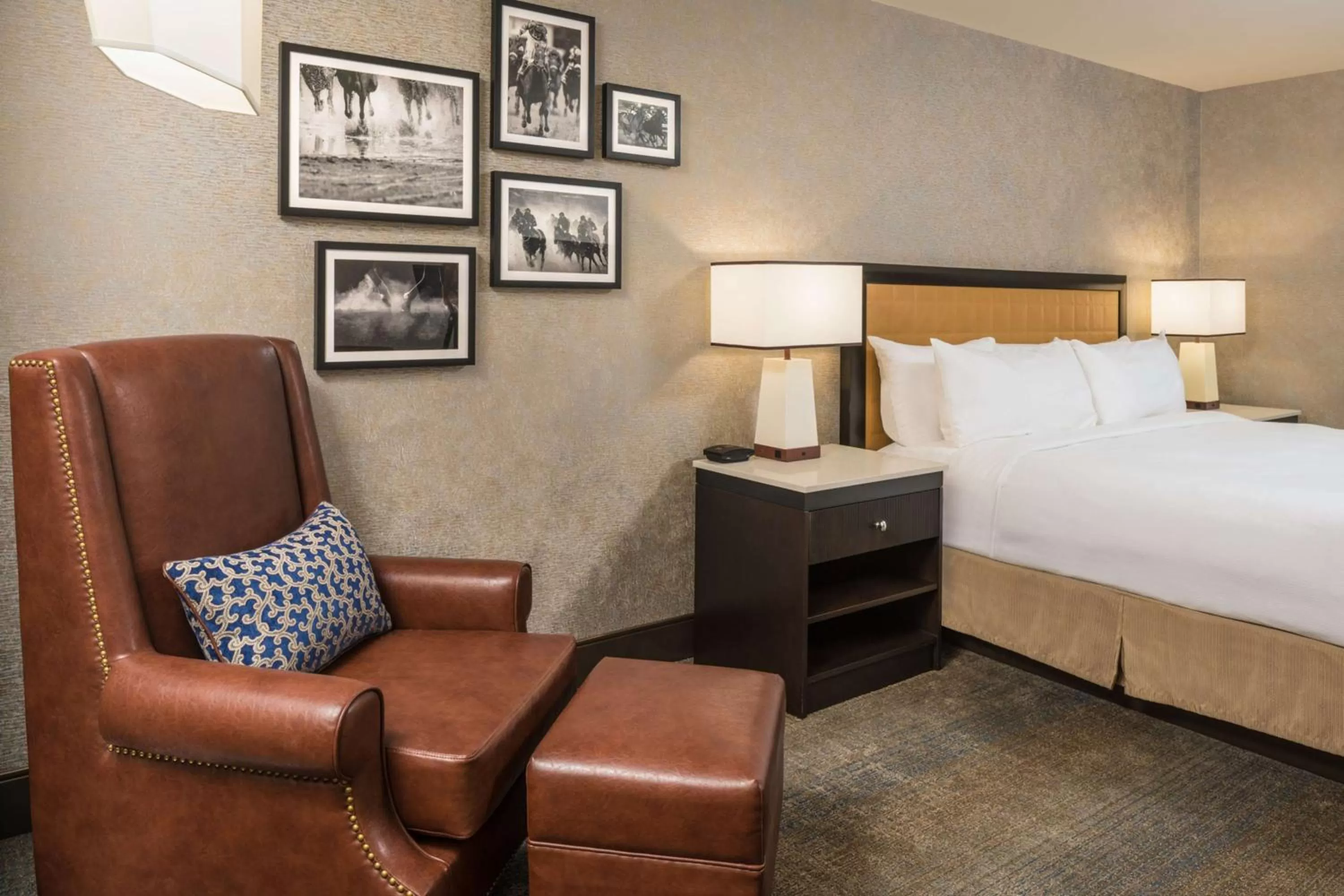 Living room, Bed in The Saratoga Hilton