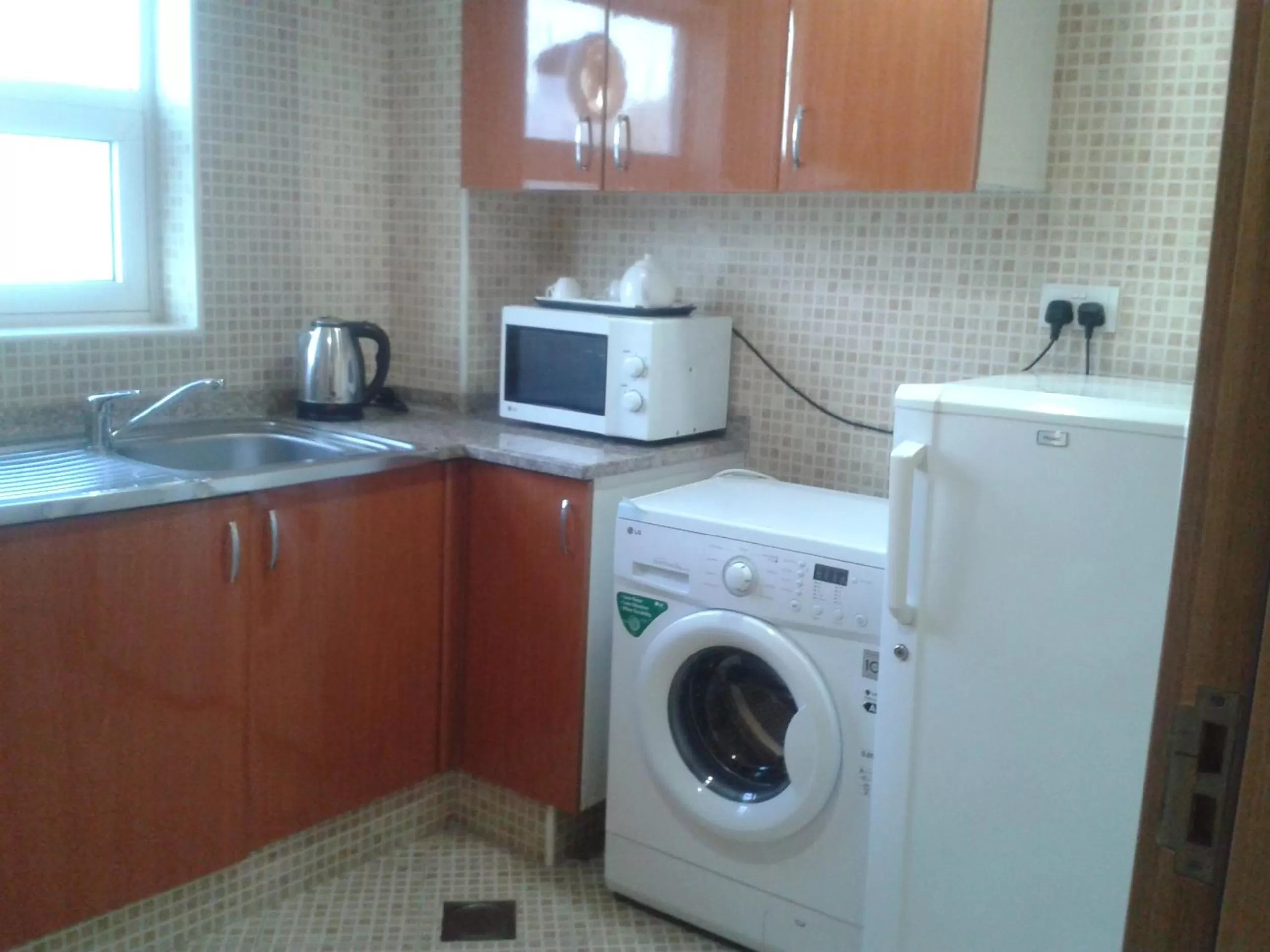 Kitchen or kitchenette in Al Smou Hotel Apartments - MAHA HOSPITALITY GROUP