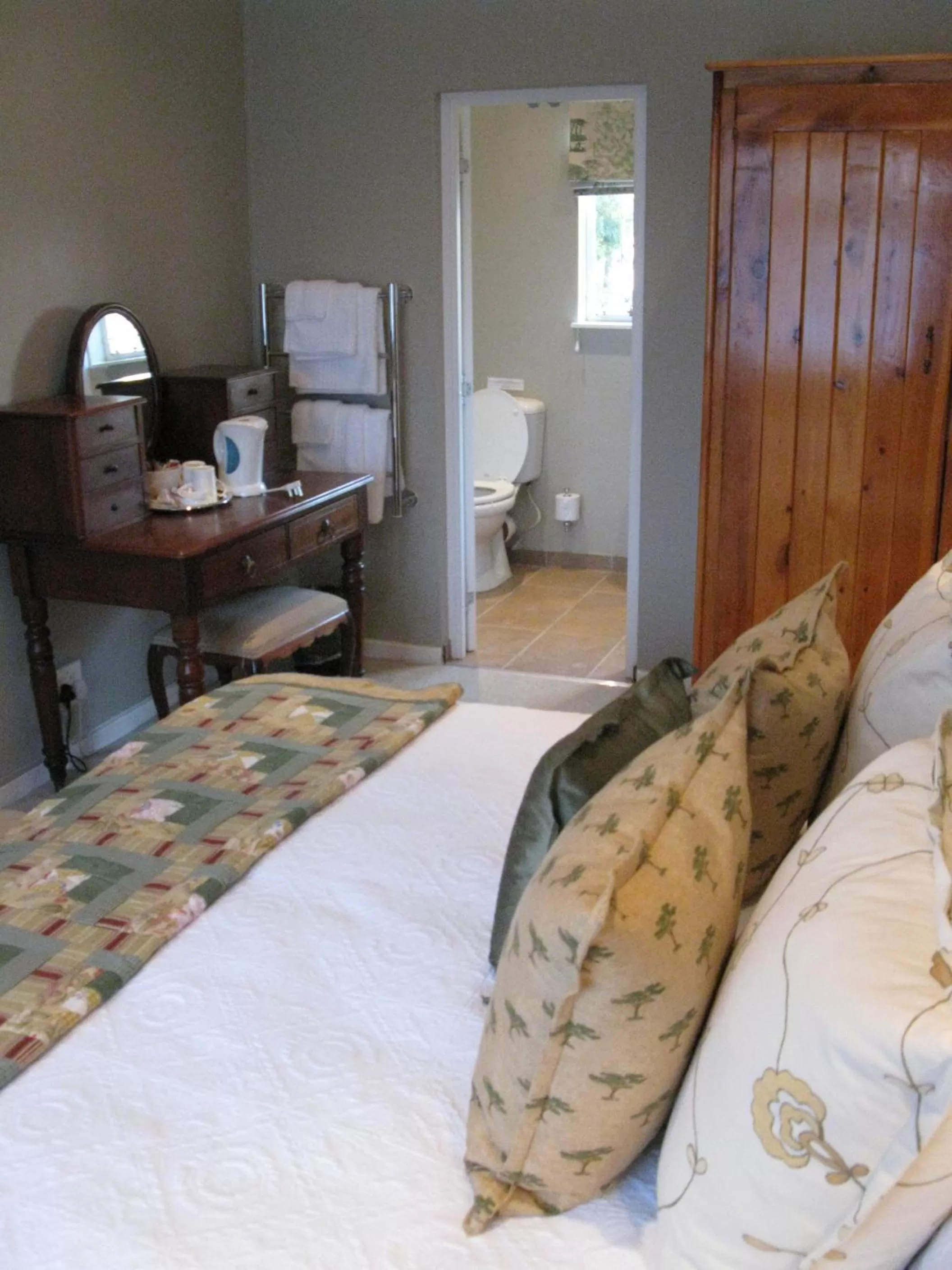 Photo of the whole room, Bed in Sneezewood Farm Bed&Breakfast and Self-Catering Cottage