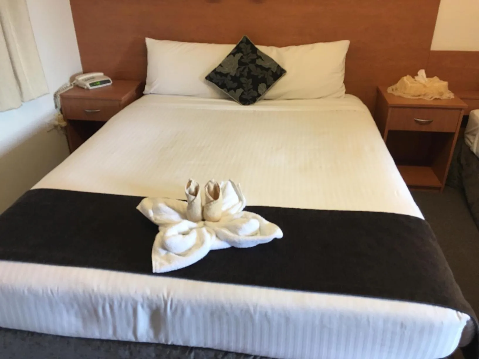 Bed in Bridge View Motel