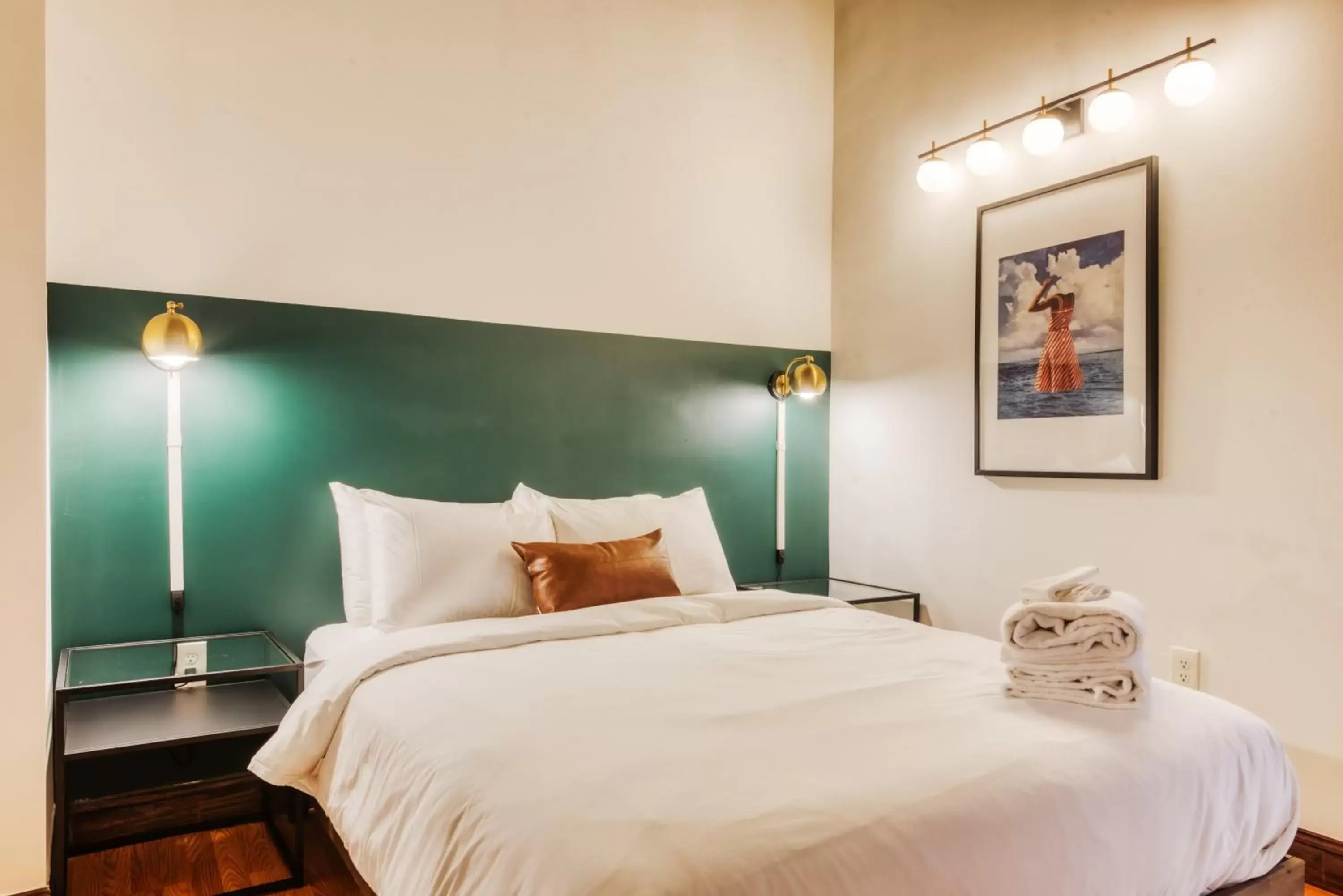 Bedroom, Bed in Sosuite at Independence Lofts - Callowhill