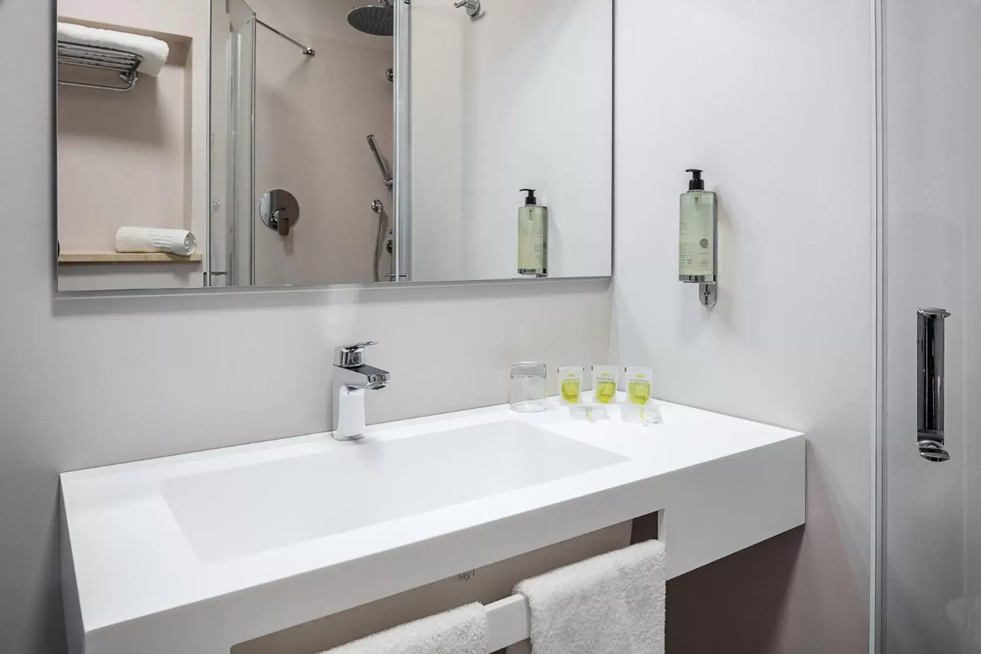 Bathroom in Hotel Carlo Felice