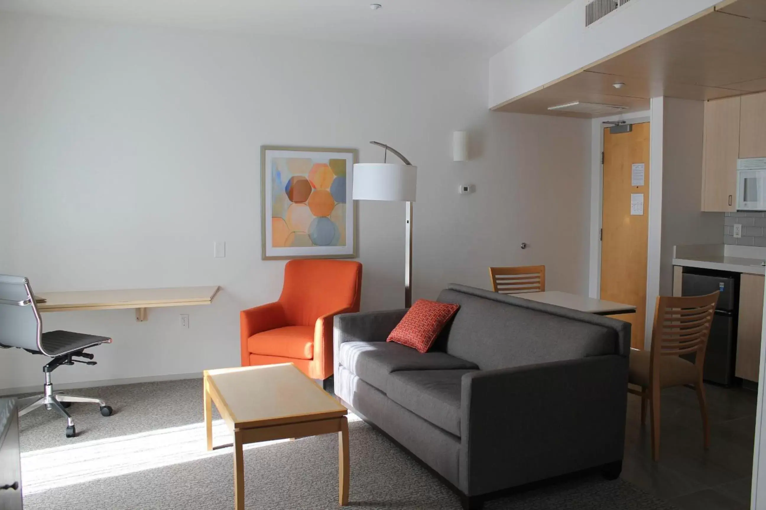 Photo of the whole room, Seating Area in Corporate Inn Sunnyvale - All-Suite Hotel