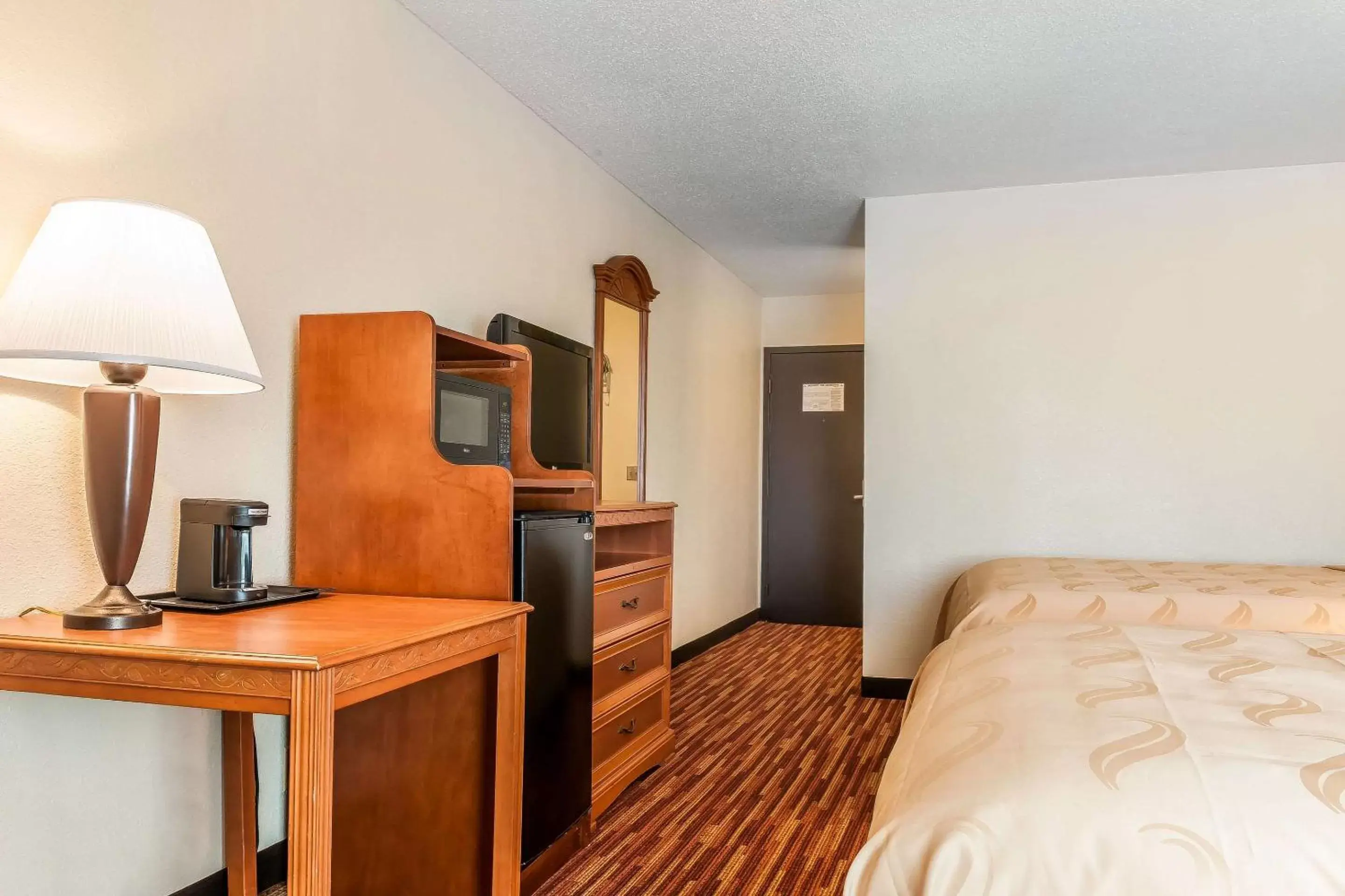 Photo of the whole room, TV/Entertainment Center in Quality Inn Gallipolis