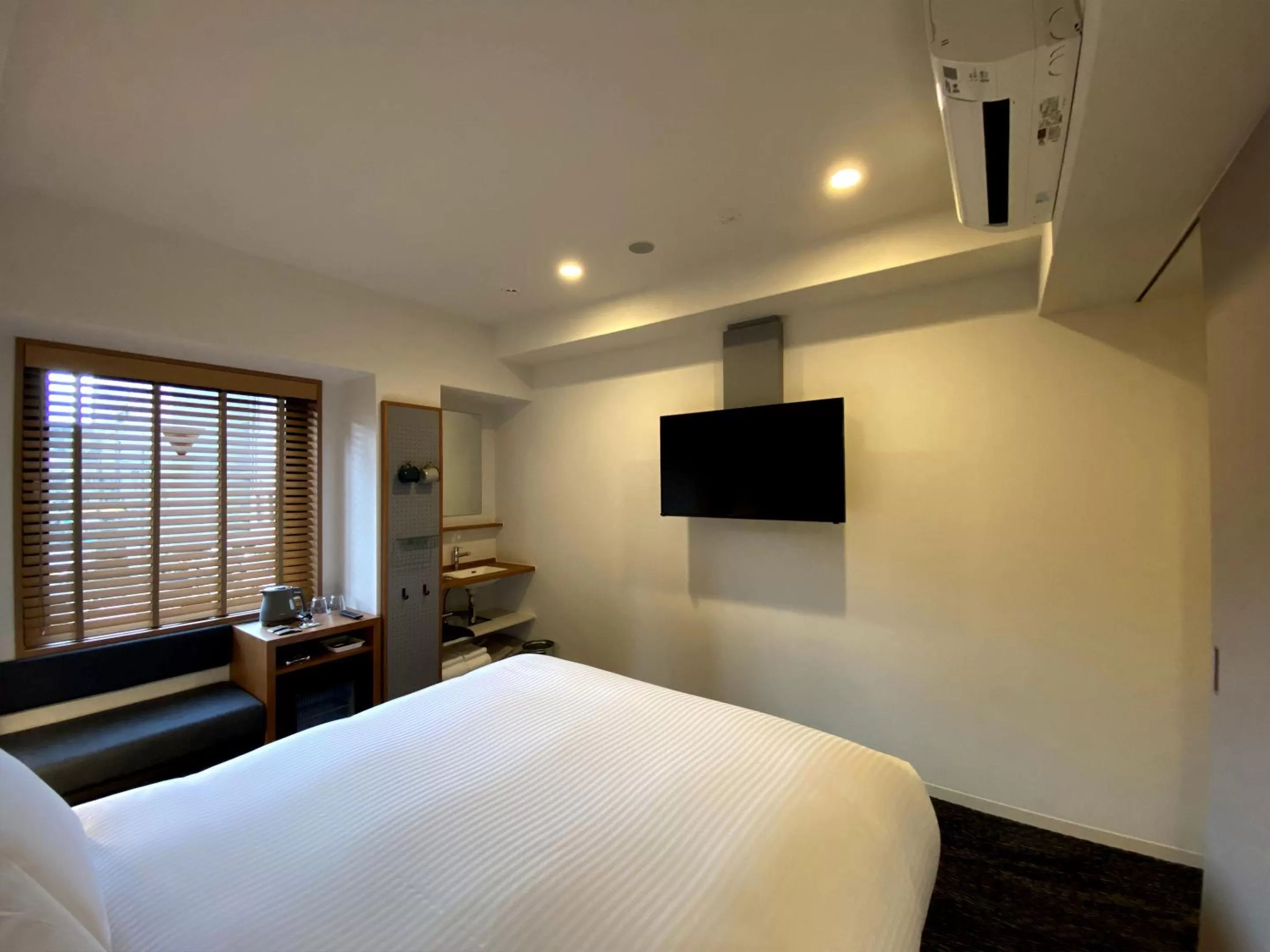 Bed in UMEDAHOLIC HOTEL