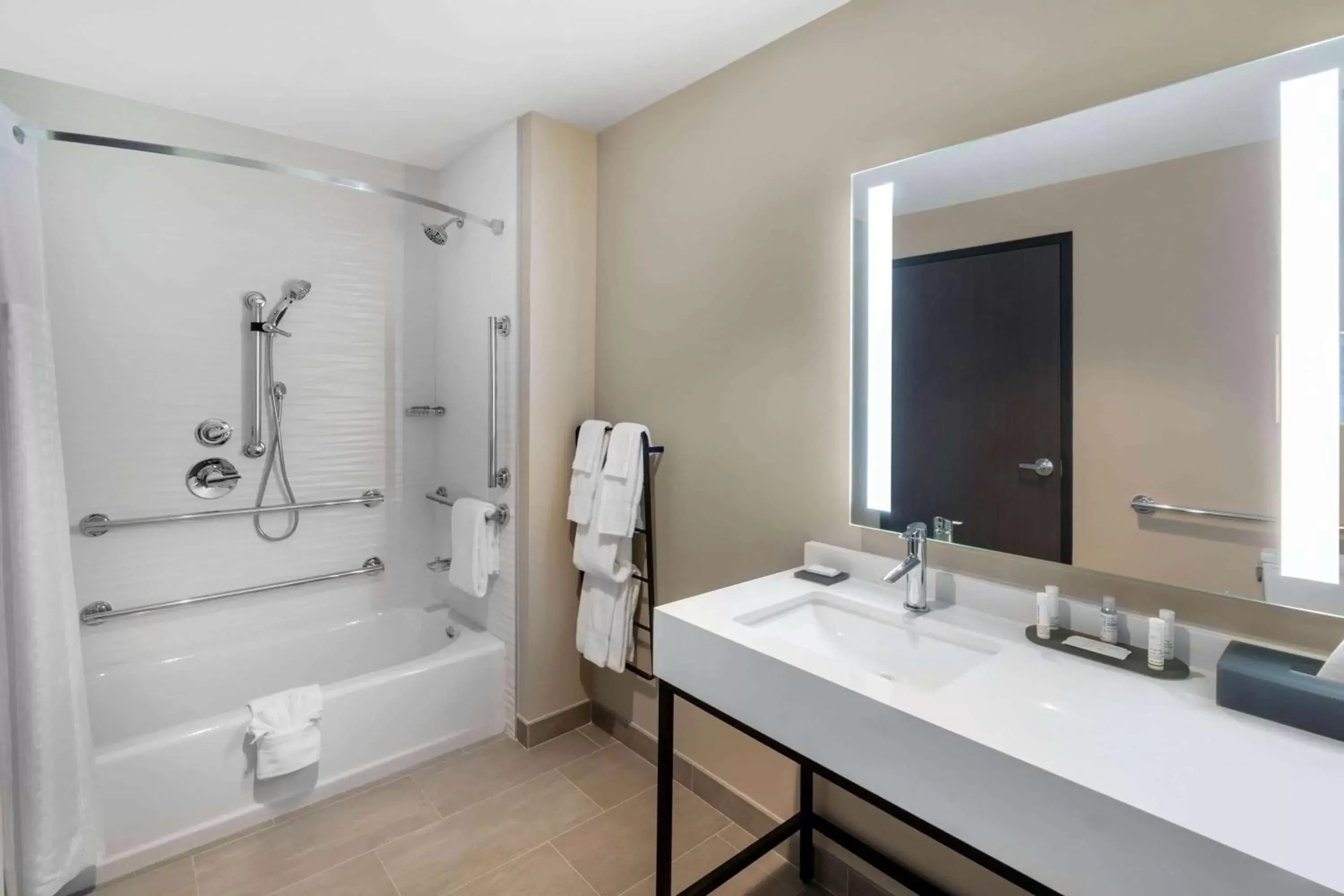 Bathroom in La Quinta Inn & Suites by Wyndham Nashville Downtown Stadium