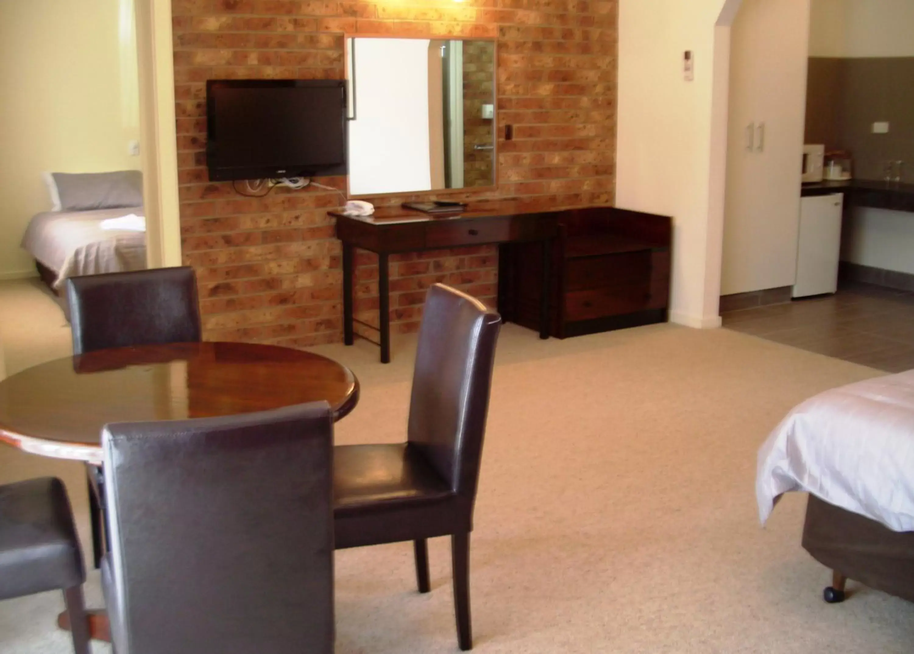 Photo of the whole room, Seating Area in Federation Motel Resort - Corowa