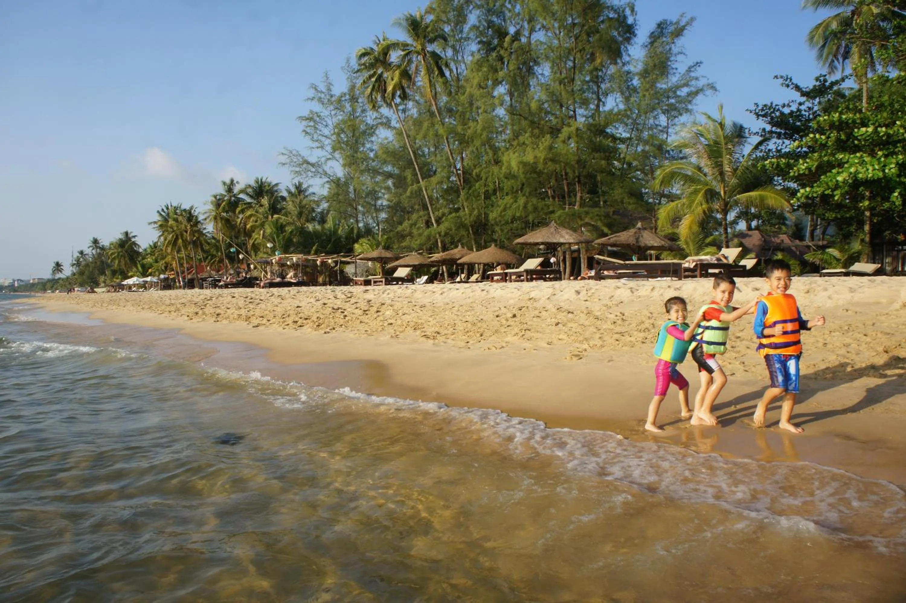 Family in Phu Quoc Kim - Bungalow On The Beach