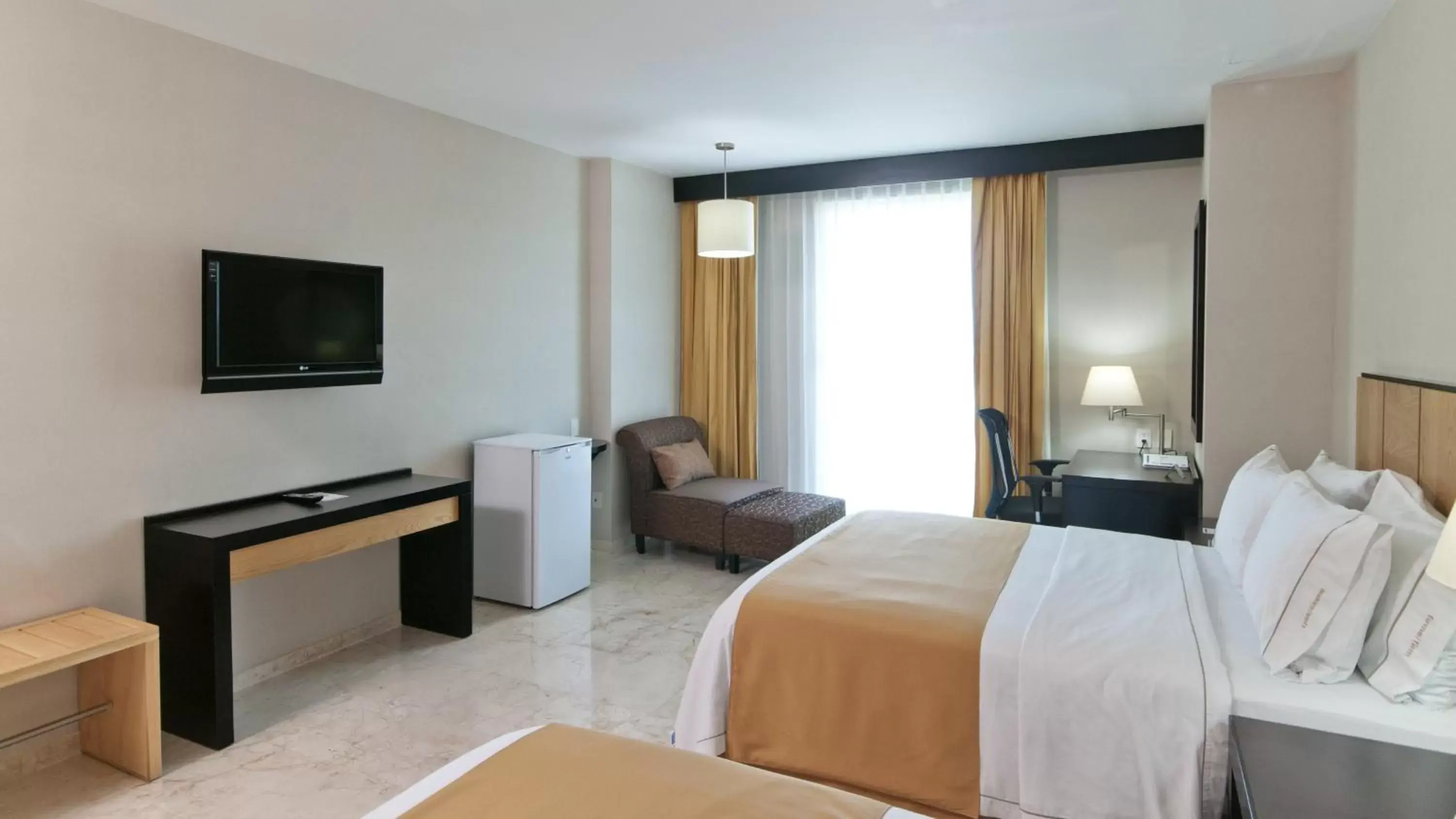 Photo of the whole room, TV/Entertainment Center in Holiday Inn Express Ciudad Del Carmen, an IHG Hotel