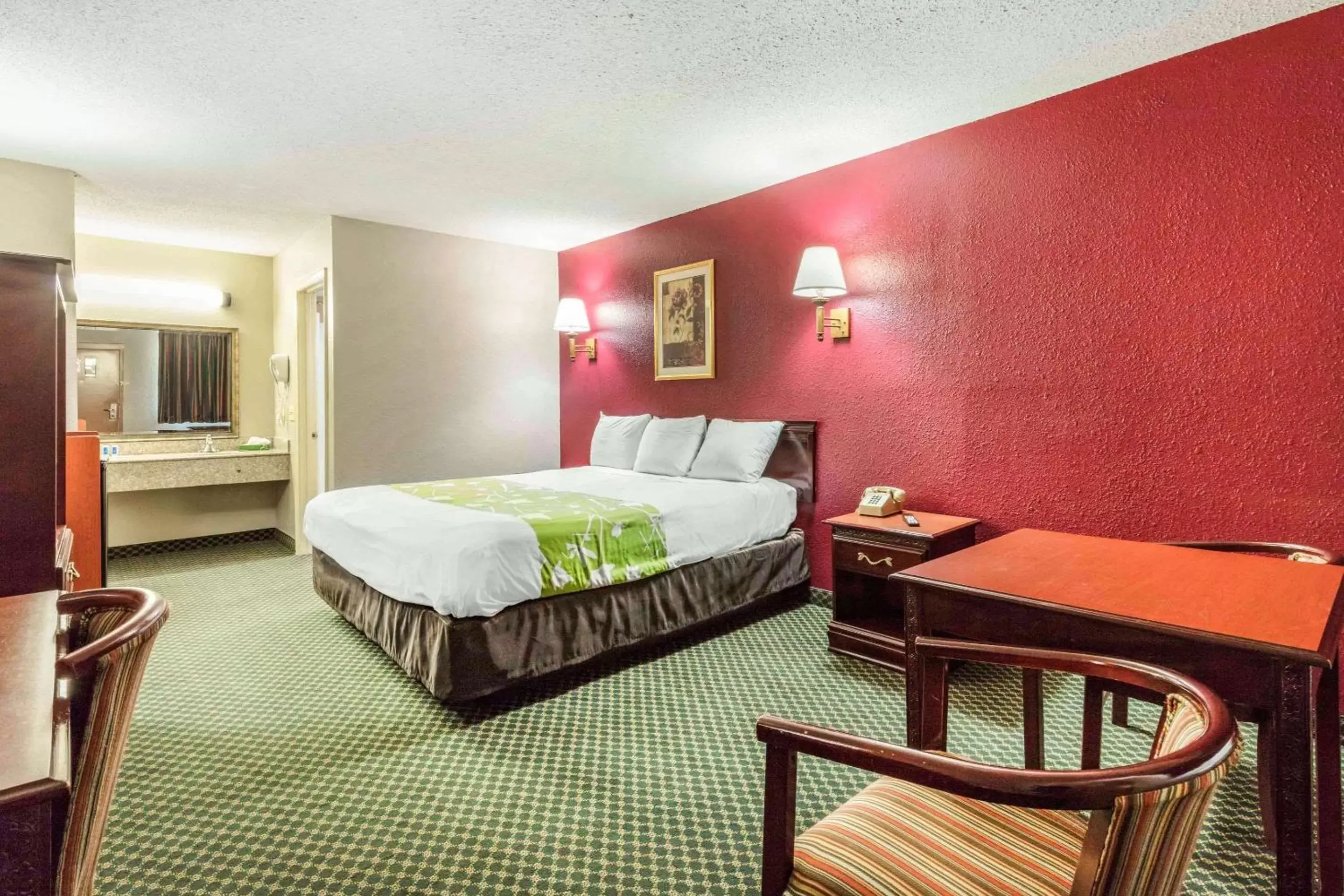 Photo of the whole room, Bed in Rodeway Inn Prattville I-65