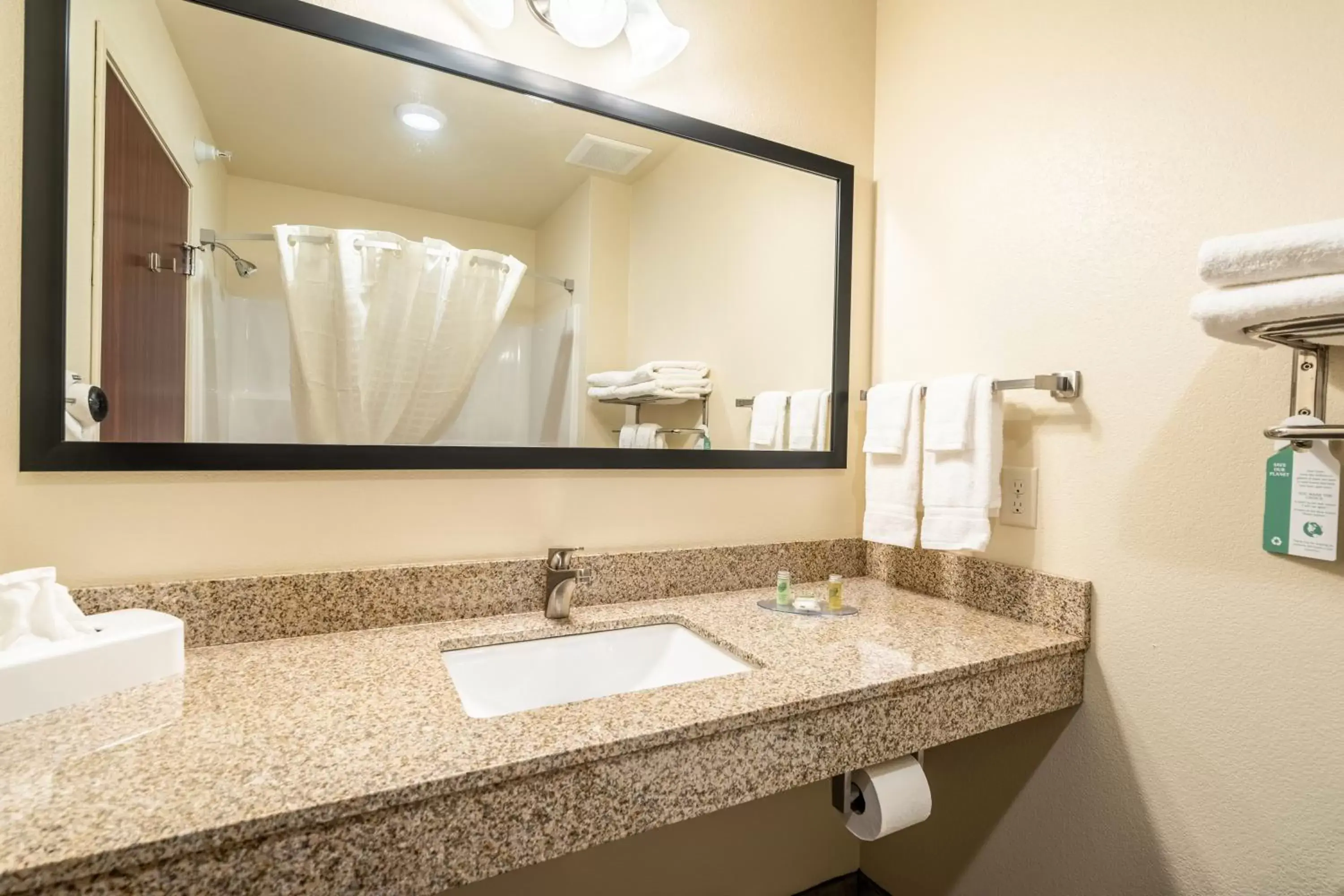 Bathroom in Cobblestone Hotel & Suites - Newport