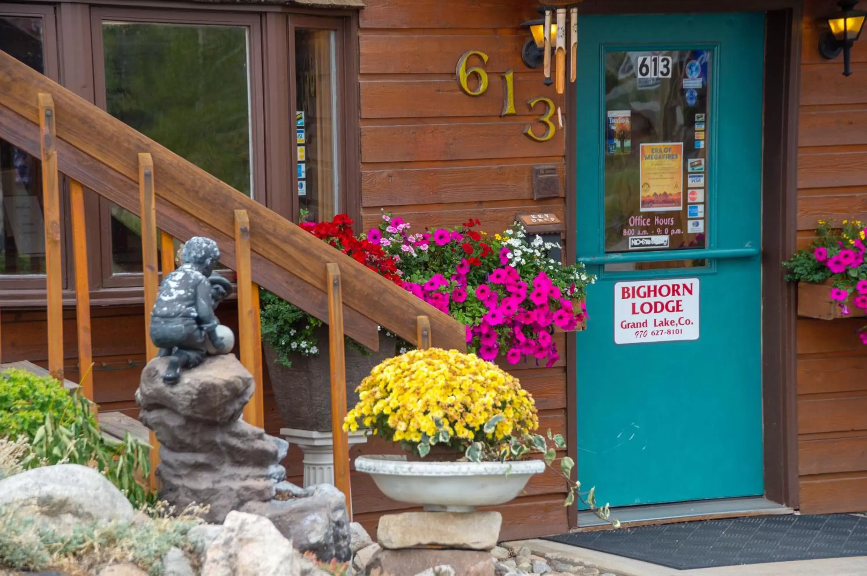 Facade/entrance in Big Horn Lodge