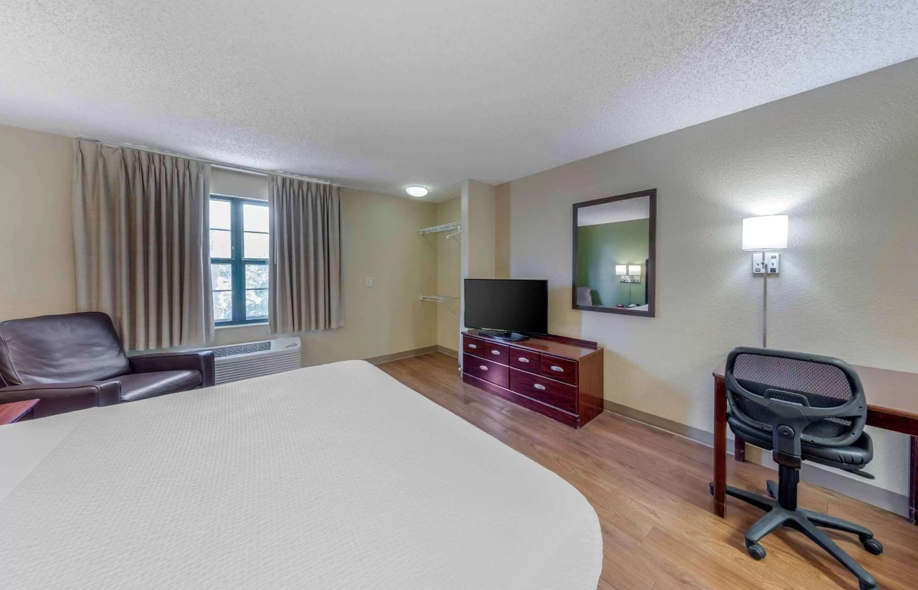 Bedroom, Bed in Extended Stay America Suites - Los Angeles - Arcadia