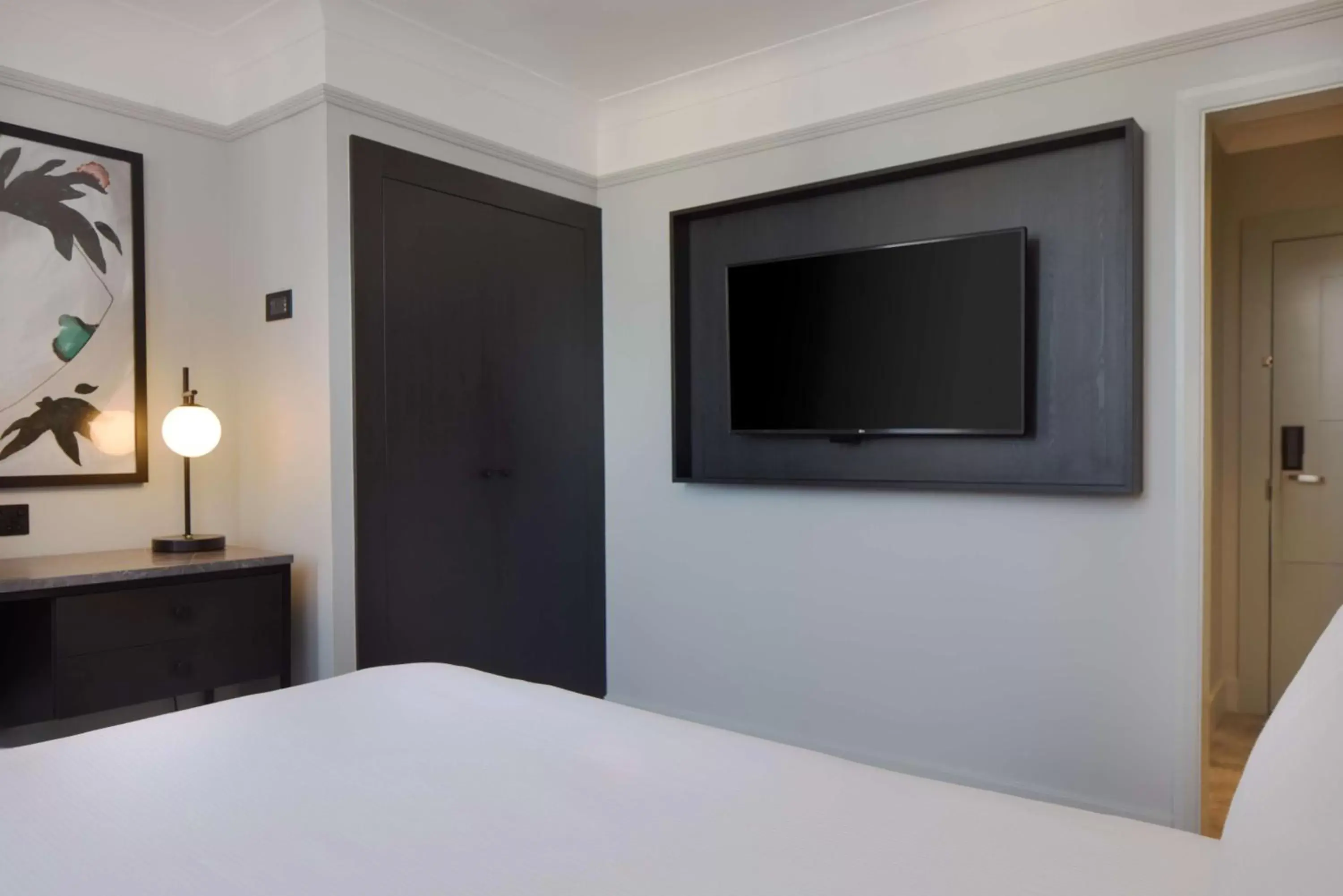 Bedroom, TV/Entertainment Center in DoubleTree By Hilton Brighton Metropole