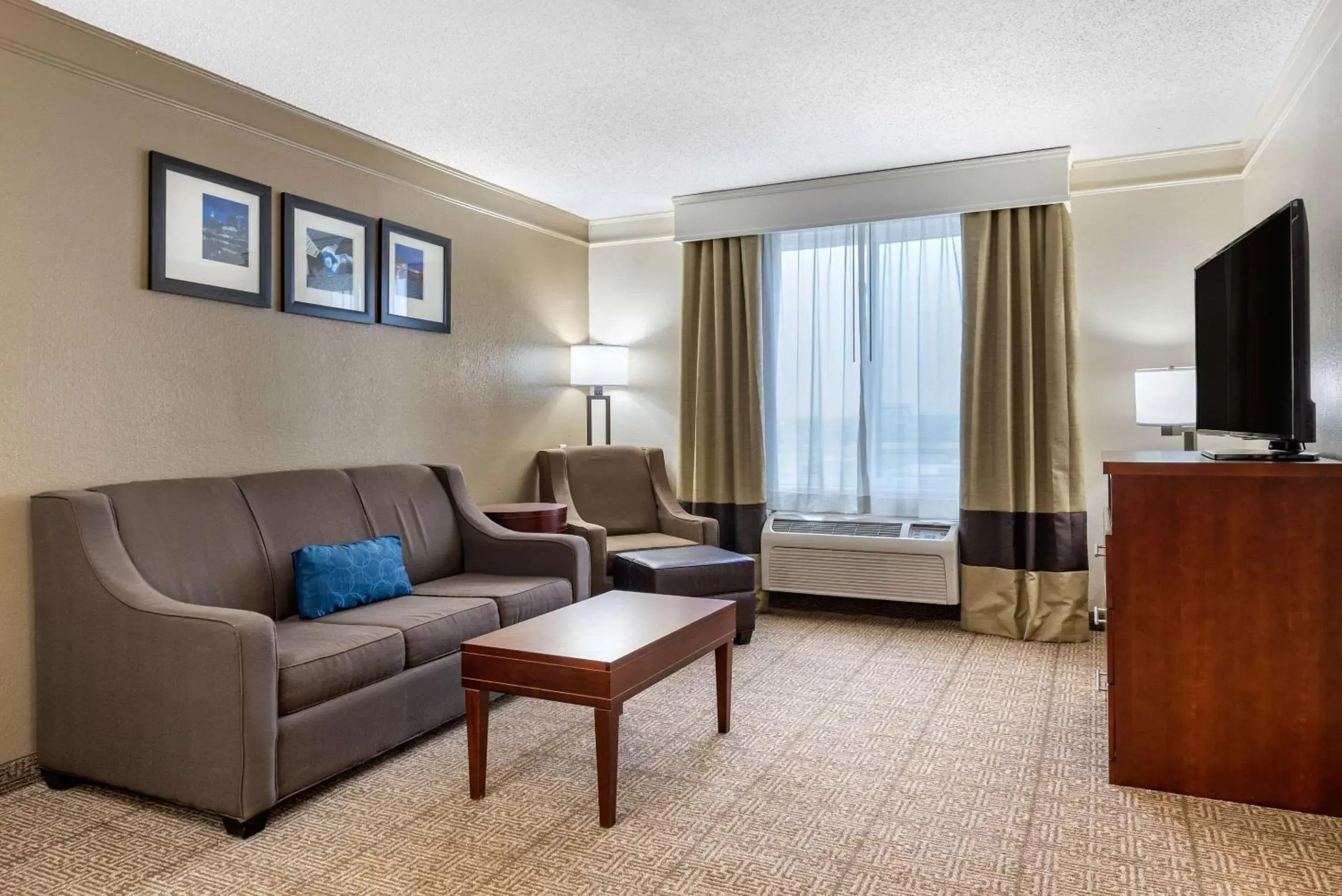 Photo of the whole room, Seating Area in Comfort Inn & Suites