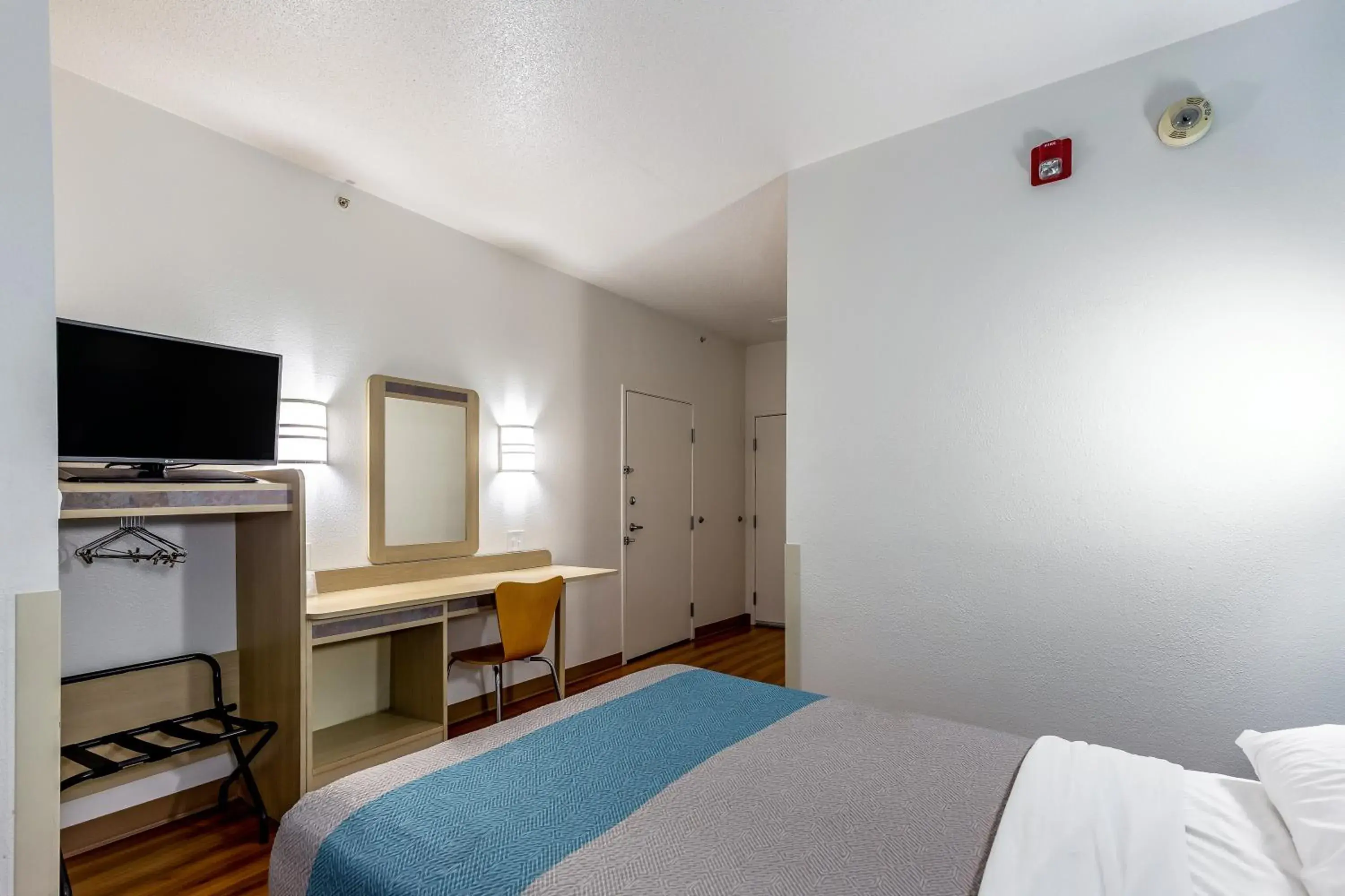 TV and multimedia, Bed in Motel 6-Caseyville, IL - Caseyville Il