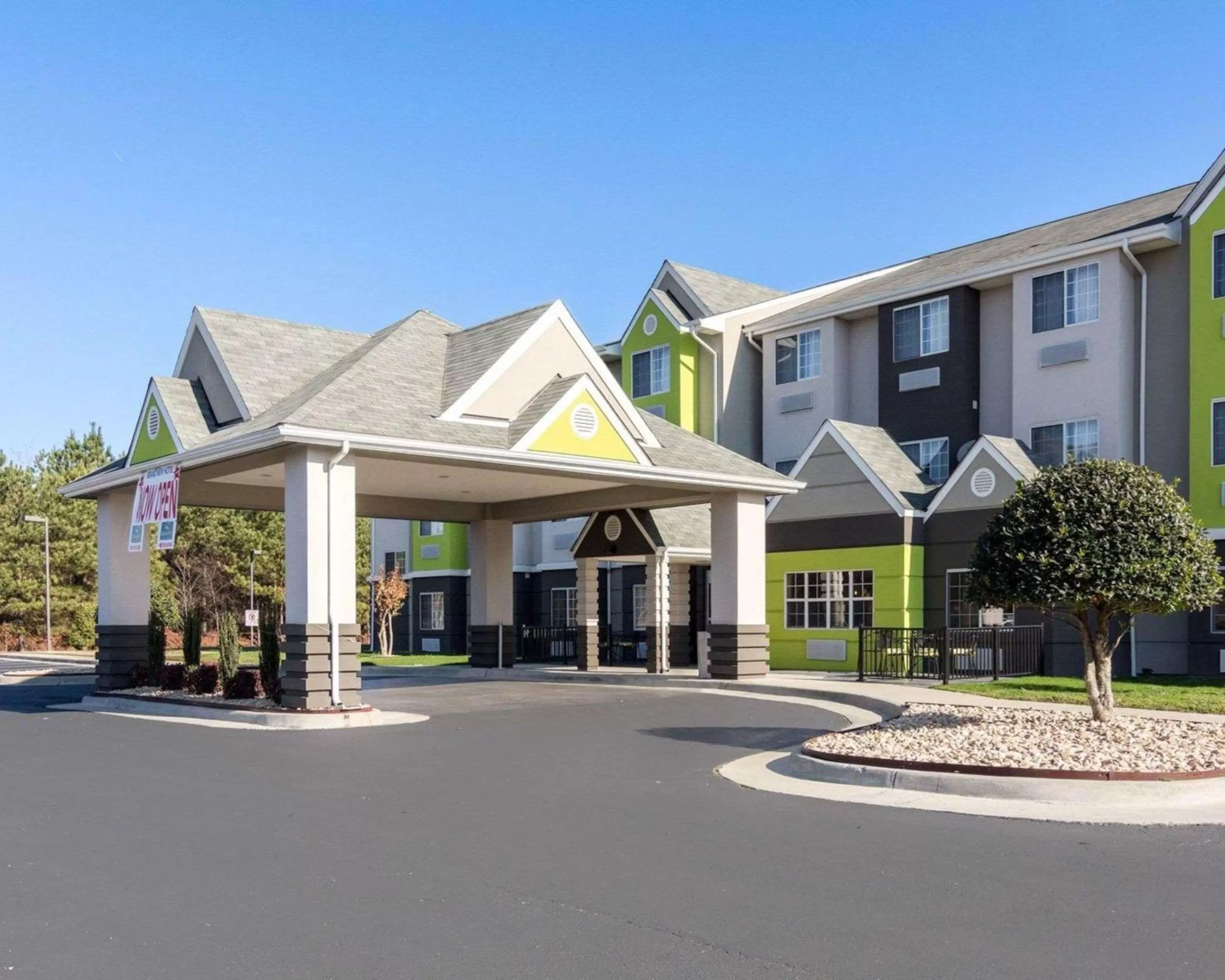 Property building in Quality Inn & Suites Ashland near Kings Dominion