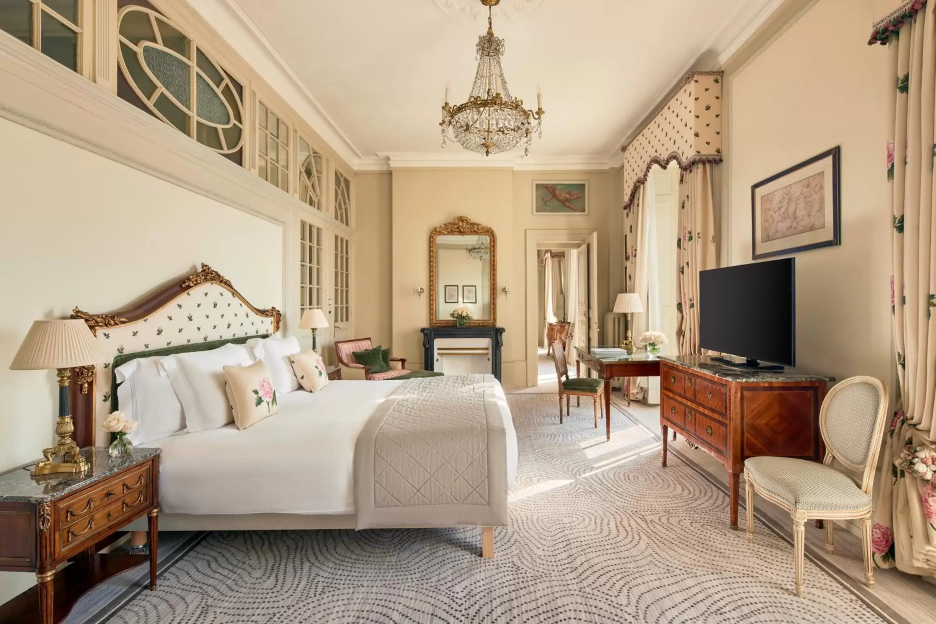 Bed in Beau-Rivage Genève Bed in Beau-Rivage Genève