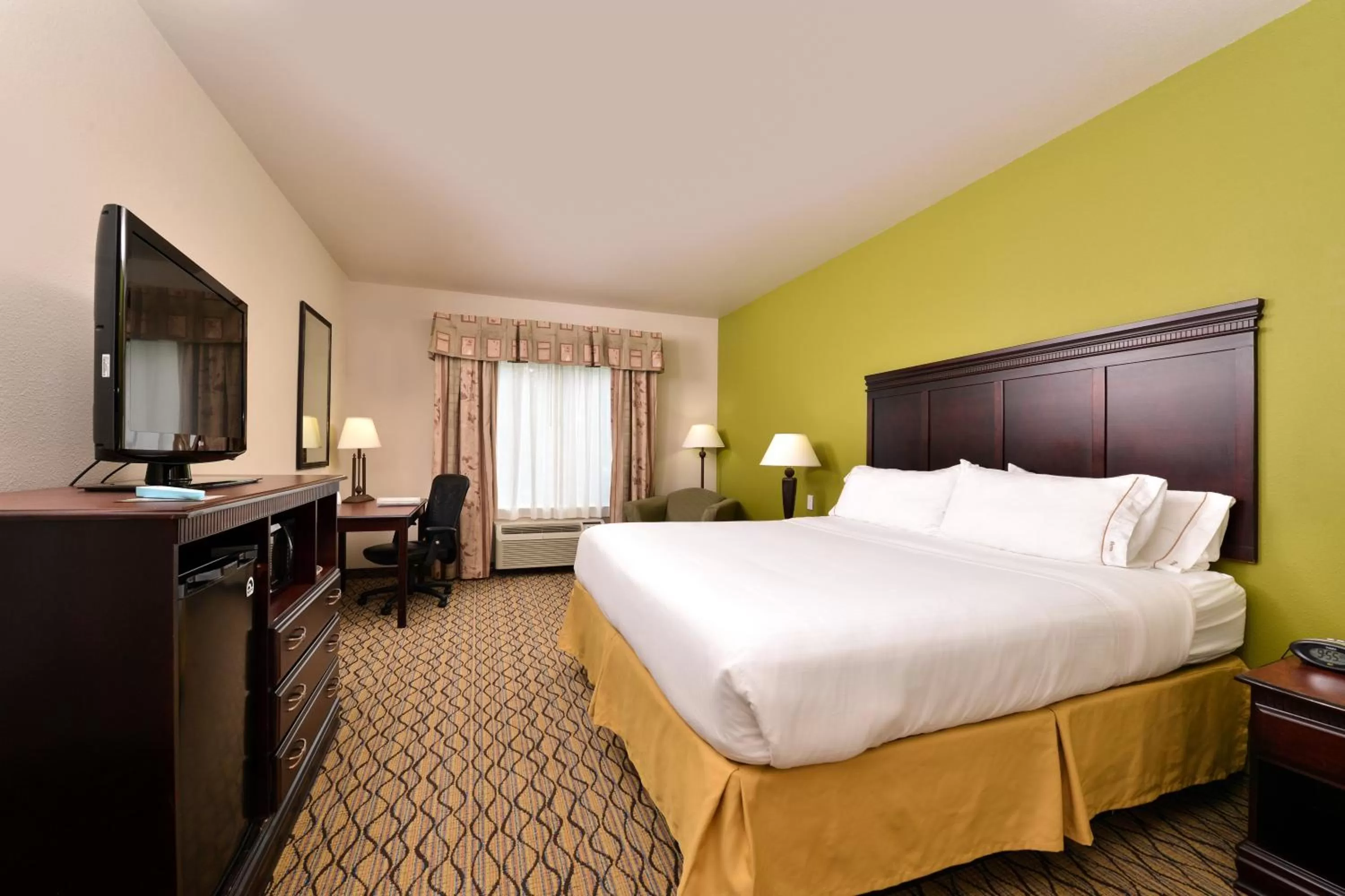 Photo of the whole room, Bed in Holiday Inn Express Hotel & Suites Sherman Highway 75 by IHG