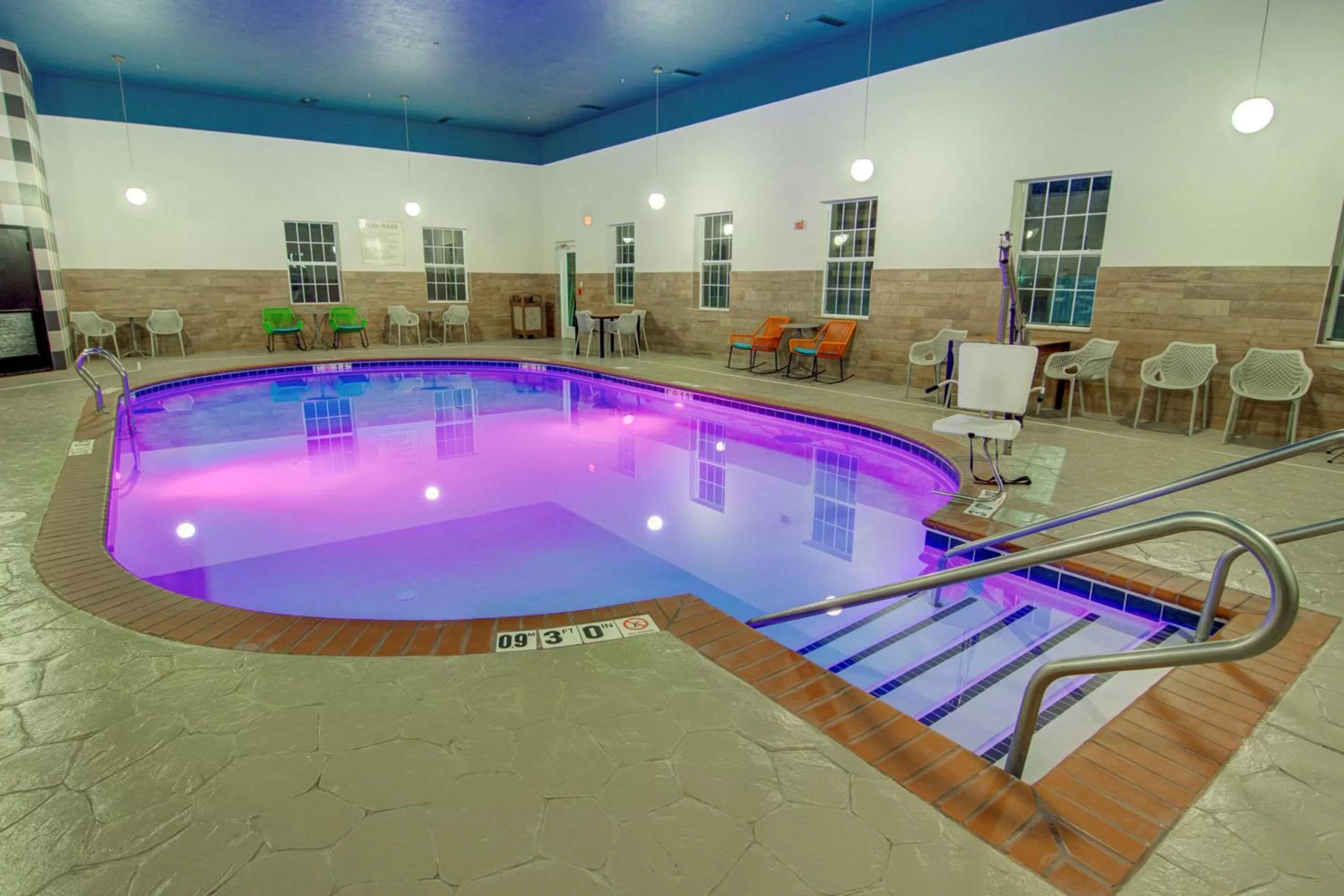 Swimming pool in Comfort Suites Newport News Airport