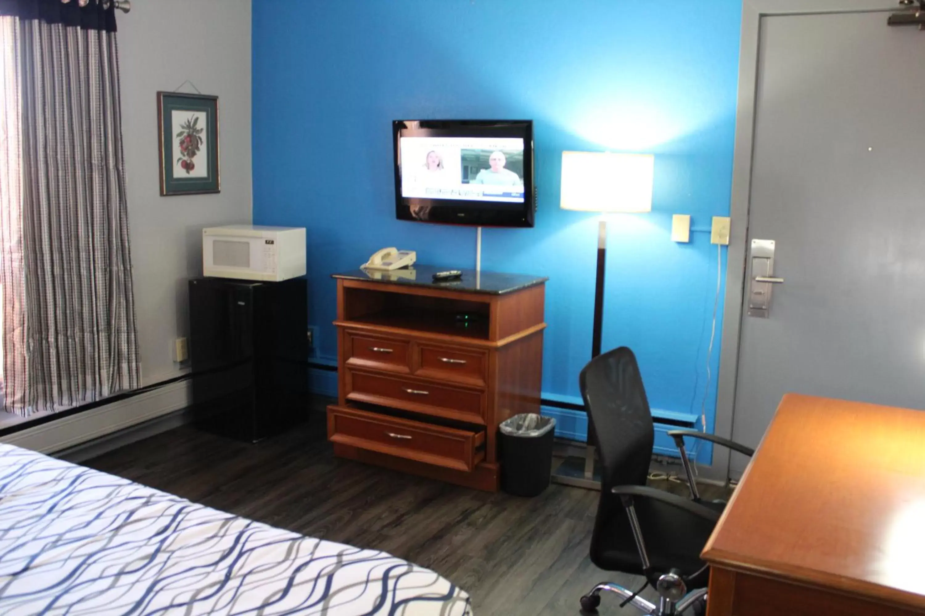 TV and multimedia, TV/Entertainment Center in Executive Inn