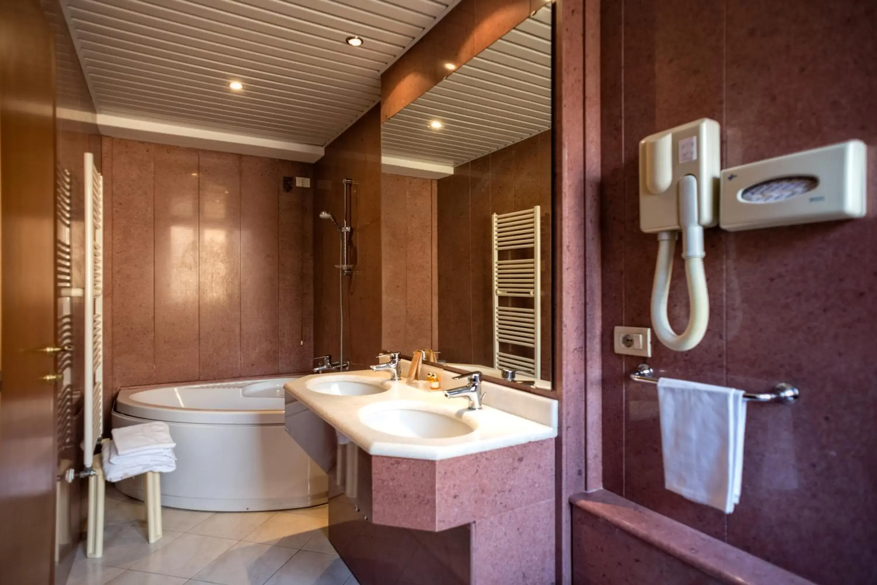 Photo of the whole room, Bathroom in Grand Hotel Italia