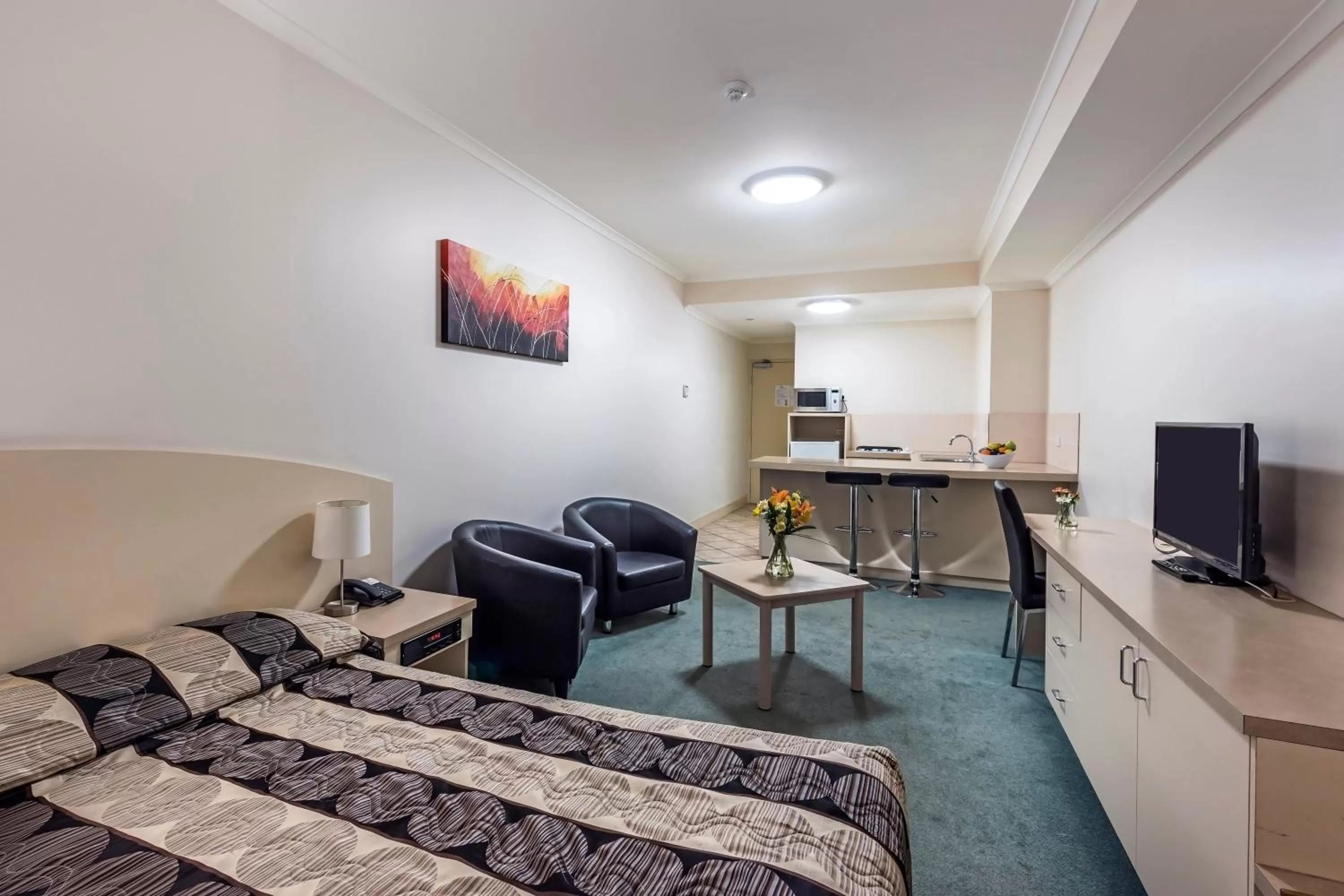 Living room, Bed in Comfort Inn & Suites Goodearth Perth