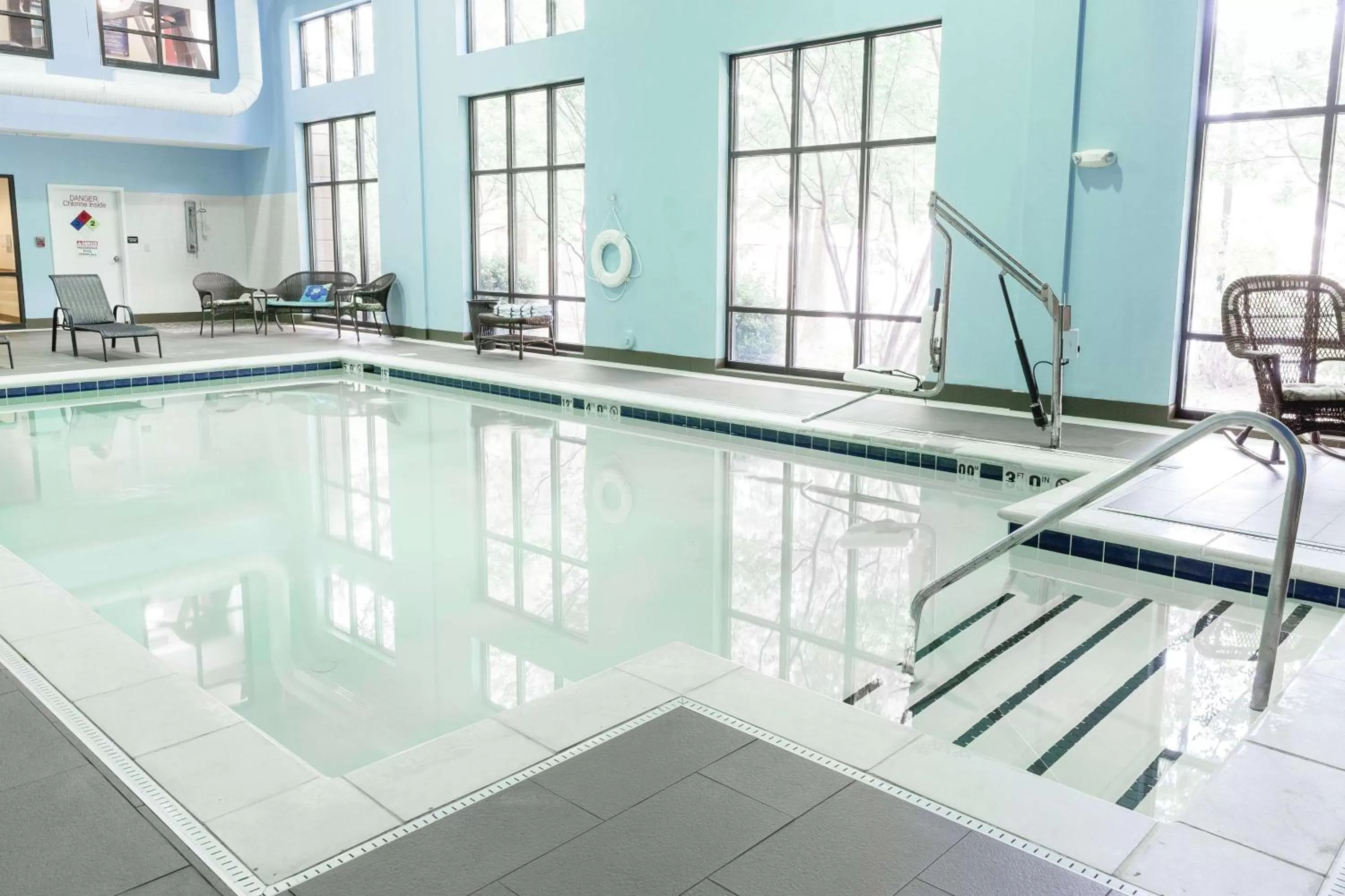 Pool view in Hampton Inn & Suites Chesapeake-Square Mall