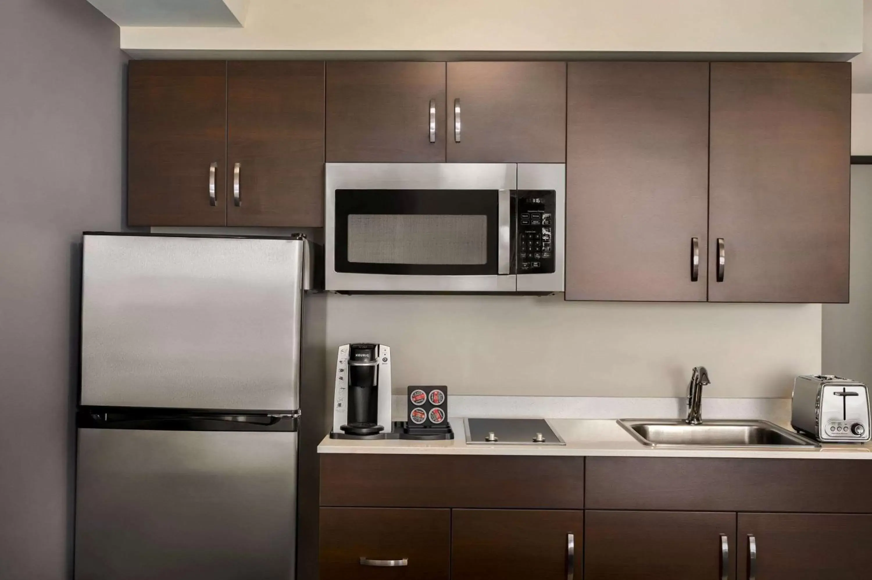 Coffee/tea facilities, Kitchen/Kitchenette in Microtel Inn & Suites by Wyndham Aurora