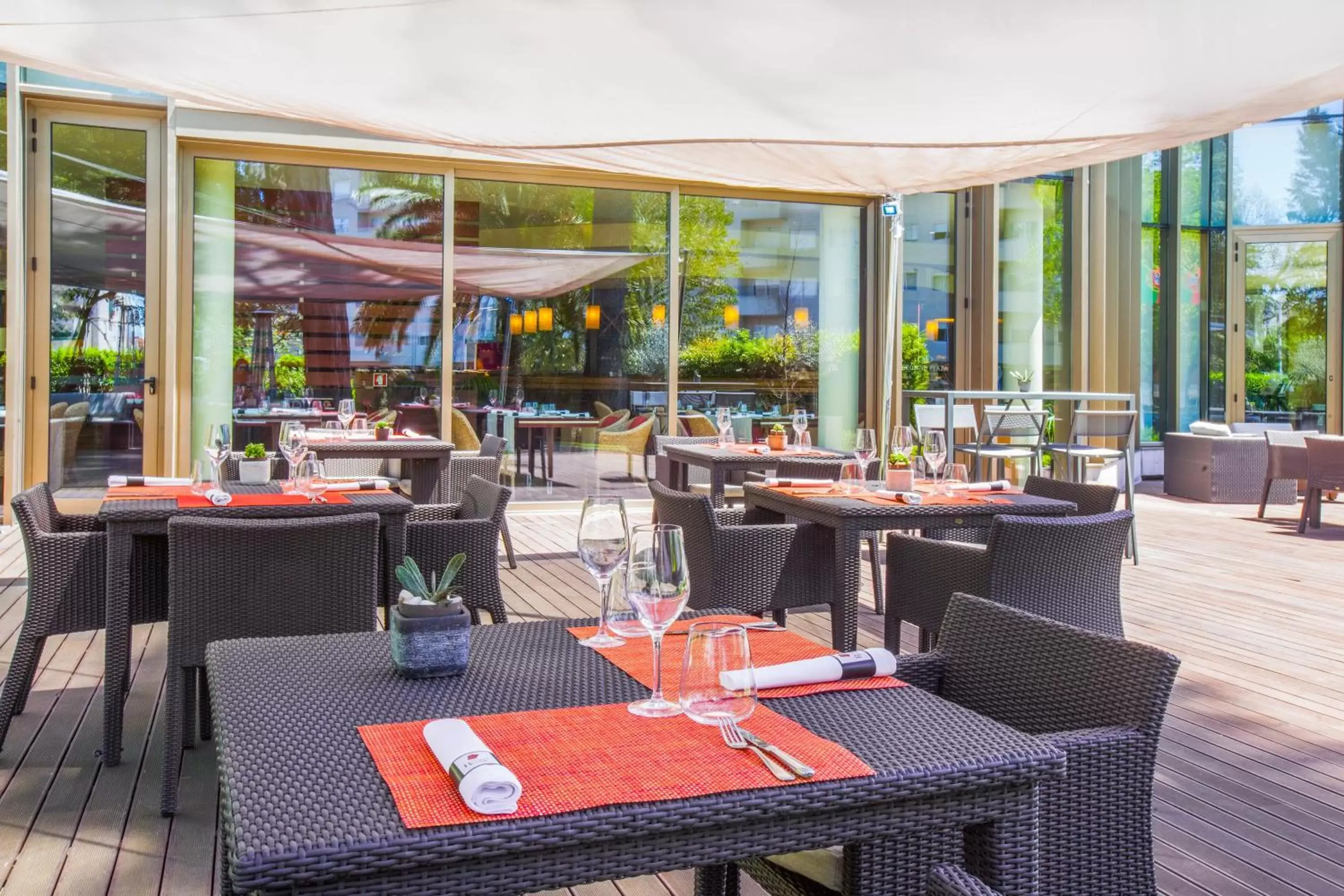 Lounge or bar in Crowne Plaza Porto by IHG Lounge or bar in Crowne Plaza Porto by IHG