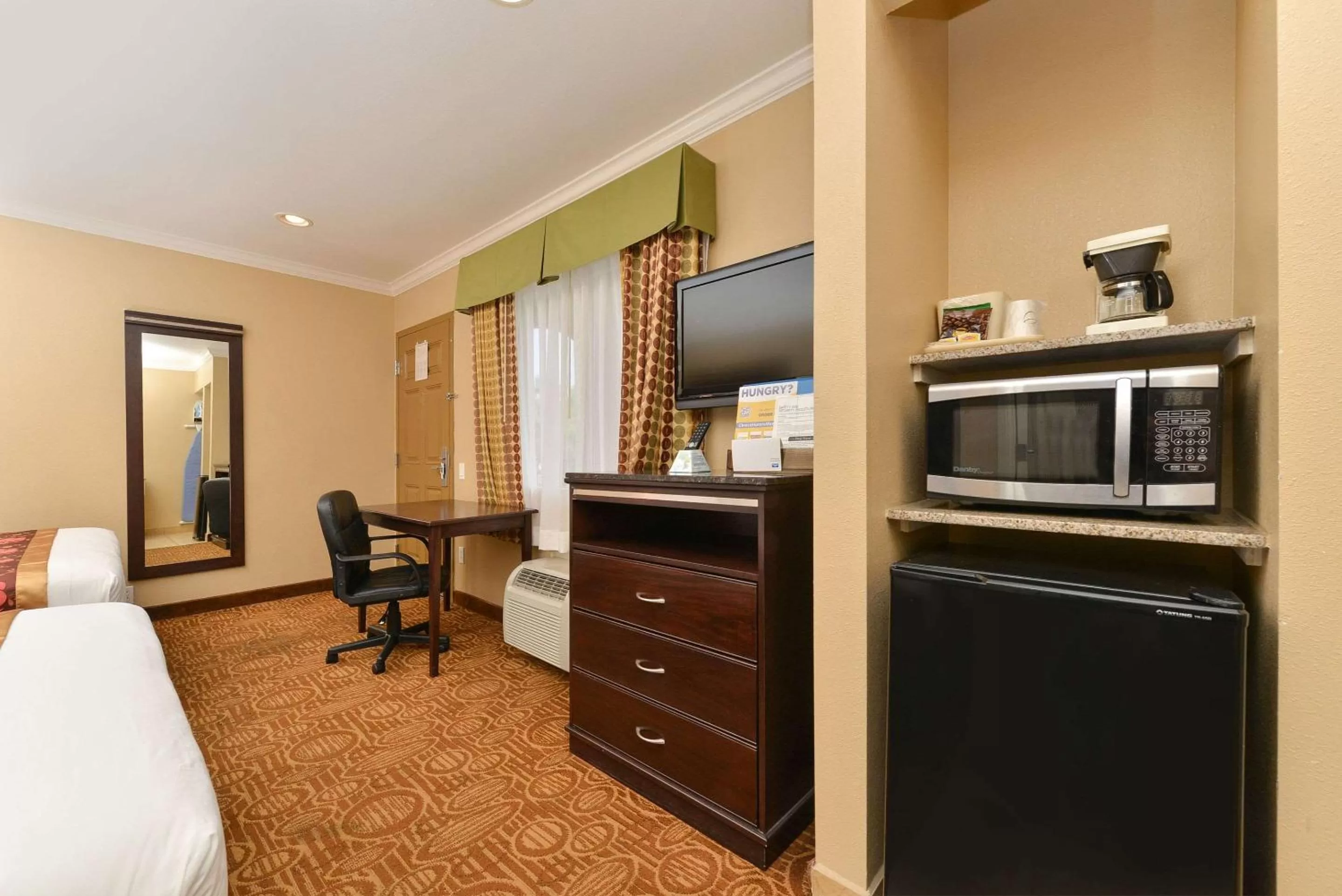 Photo of the whole room, Bed in Rodeway Inn San Diego Near SDSU