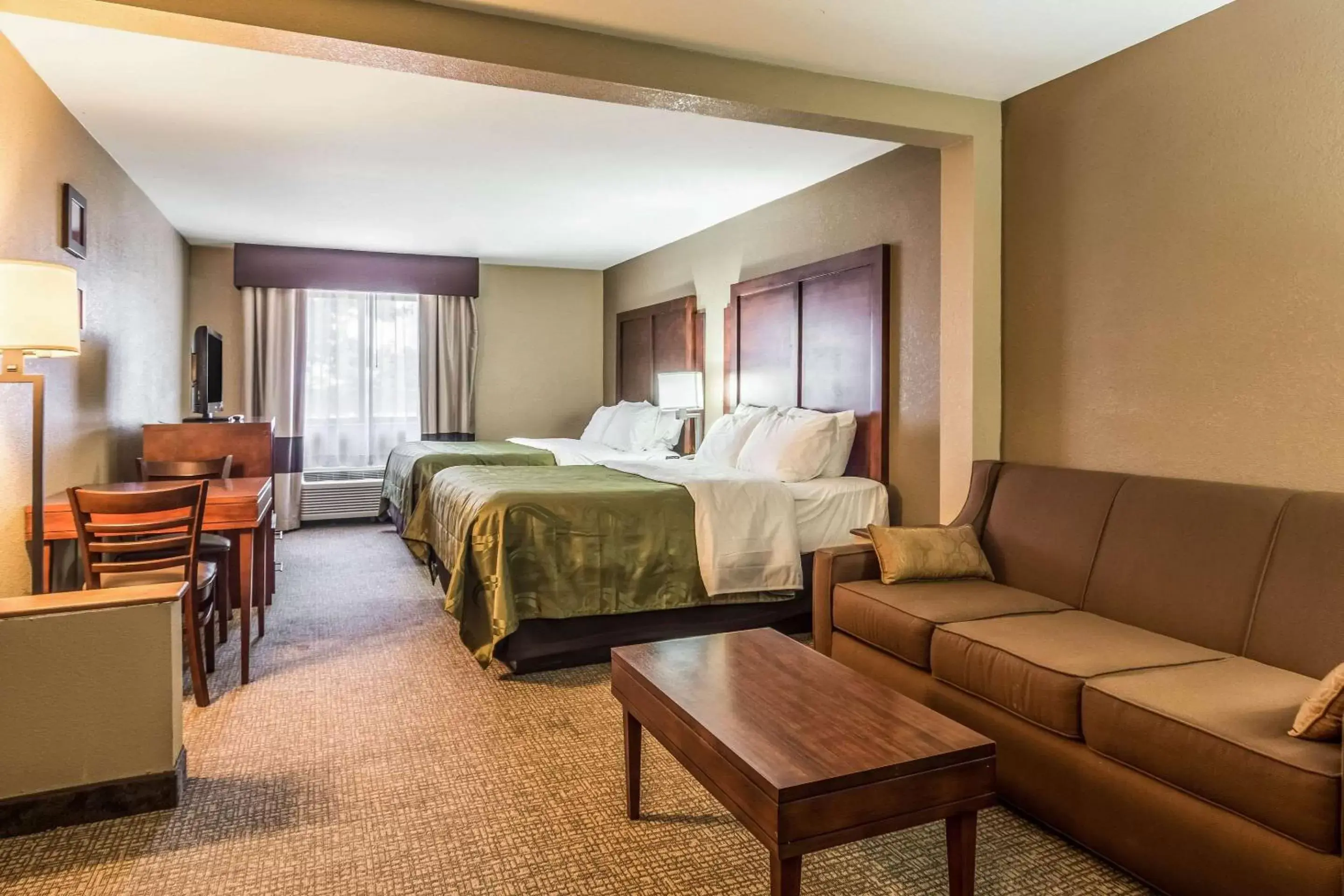 Bedroom, Seating Area in Quality Inn & Suites Salem near I-57