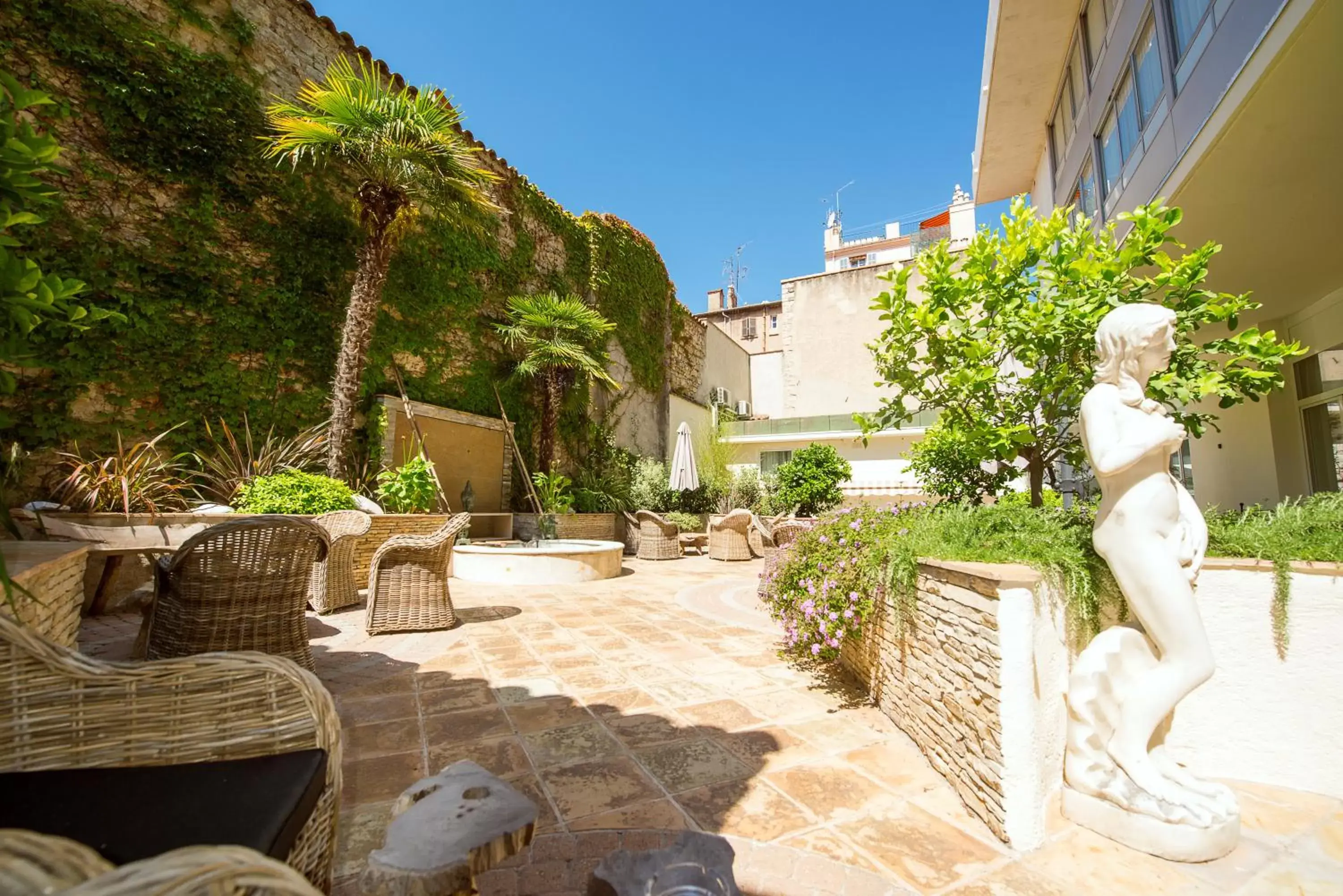 Garden in Best Western Premier Le Patio des Artistes Wellness Jacuzzi