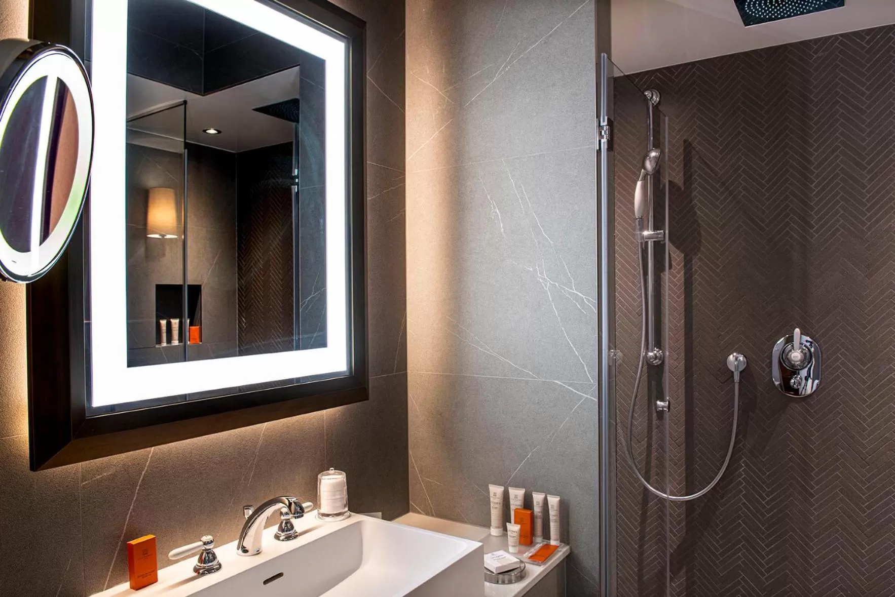 Bathroom in Hôtel Les Armures