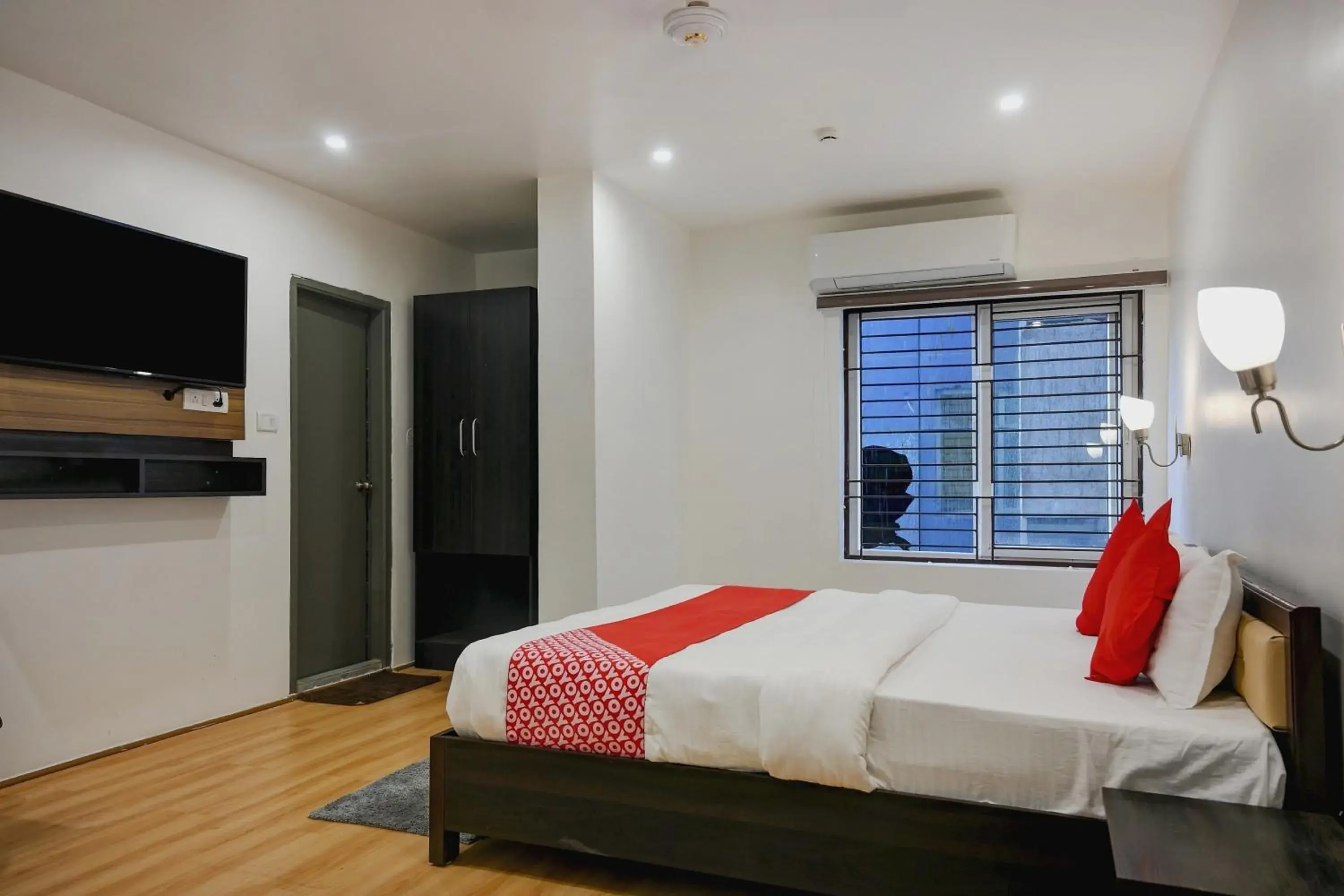 Bedroom, TV/Entertainment Center in Super OYO Townhouse 412 Aditya International