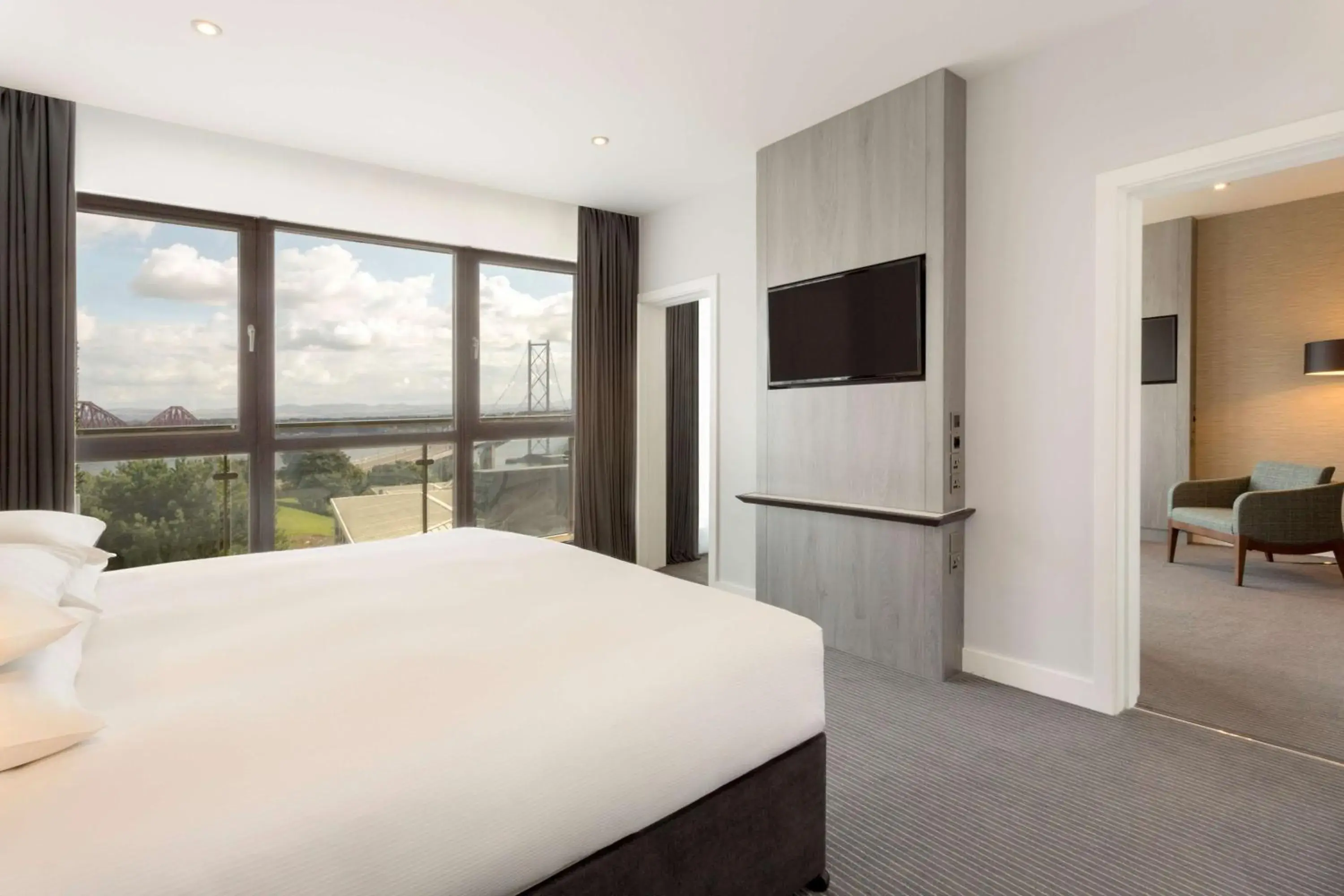 Bedroom in DoubleTree by Hilton Edinburgh - Queensferry Crossing