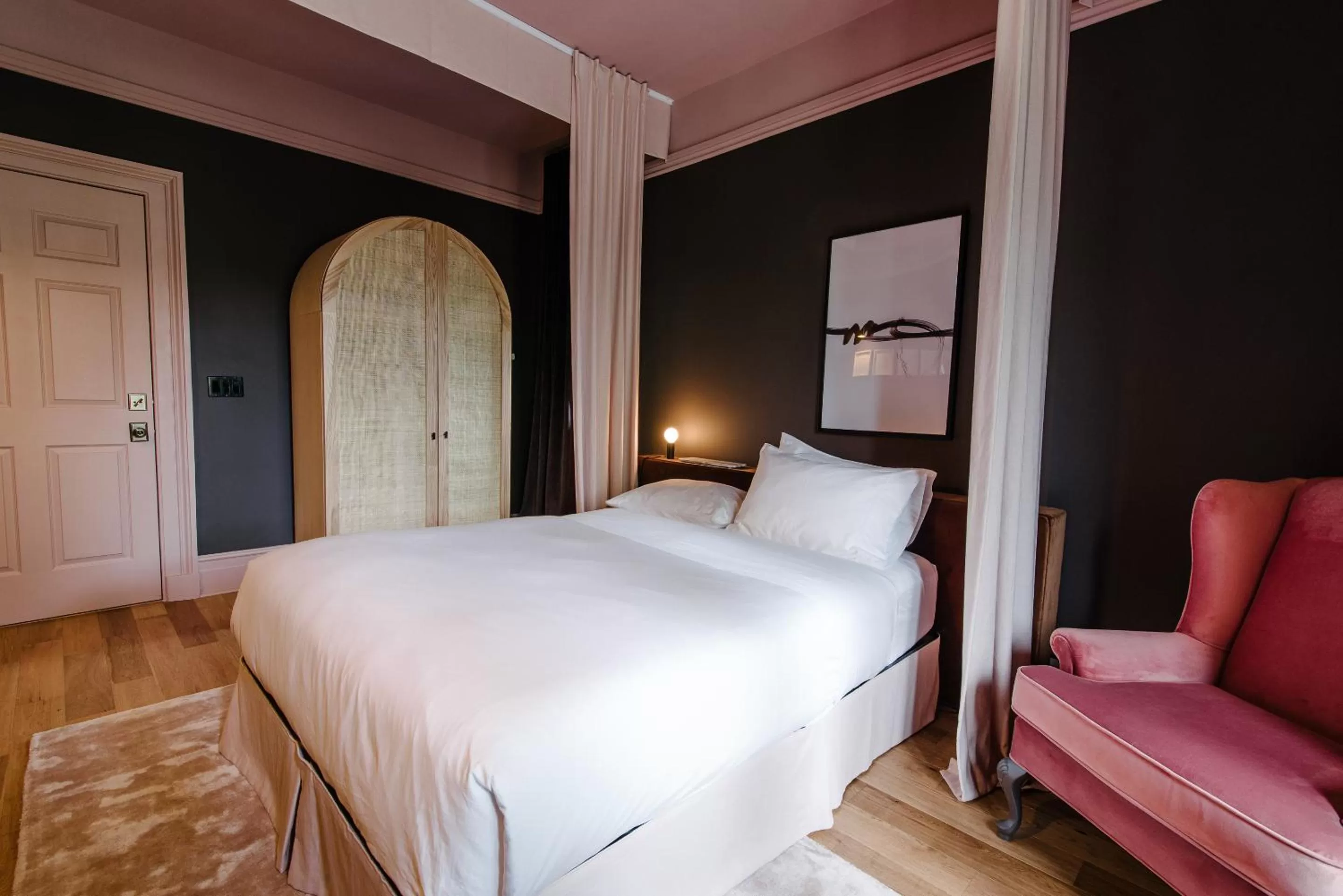 Bed in Rosemount Inn