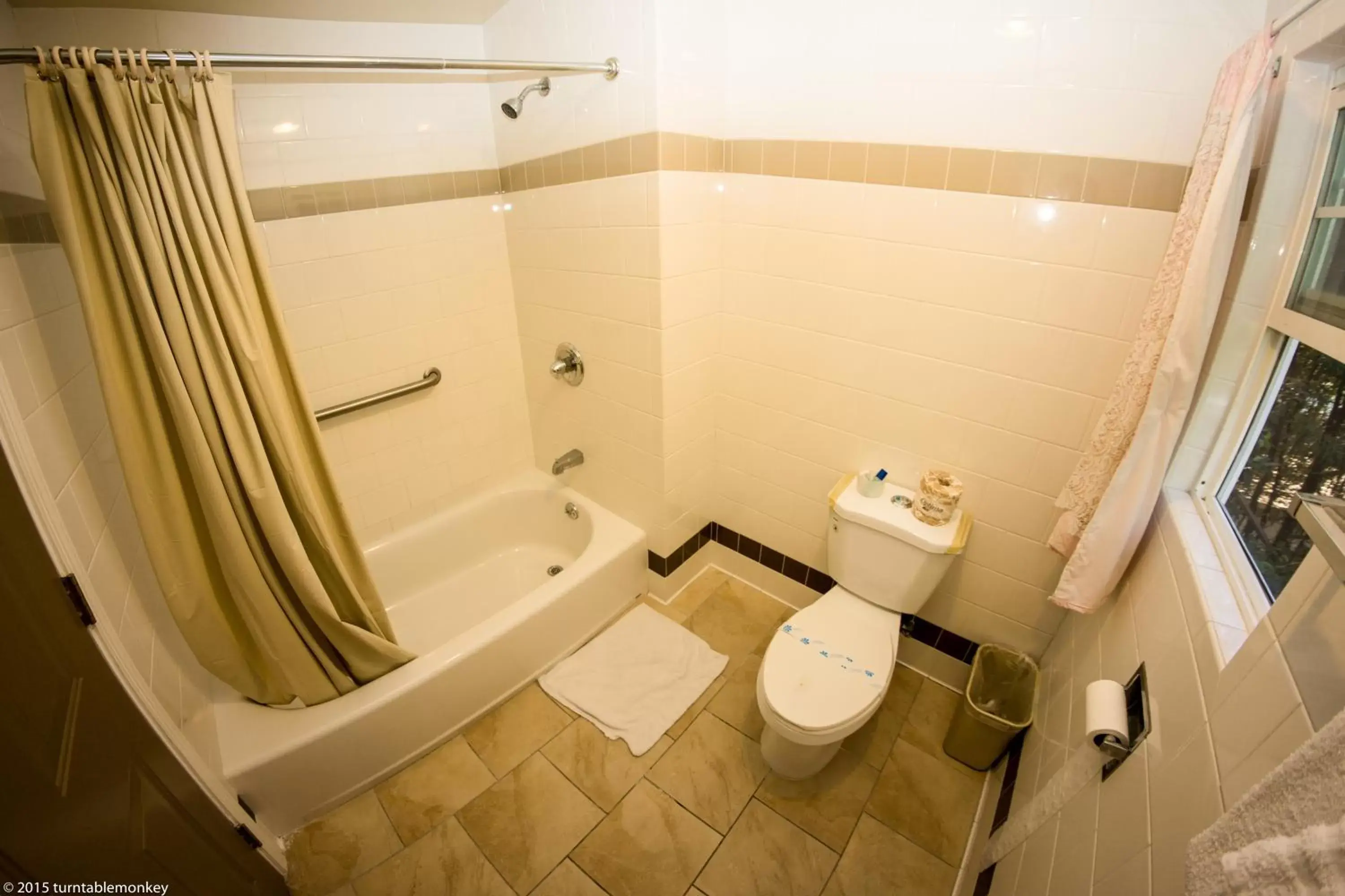 Shower, Bathroom in Hollywood La Brea Inn
