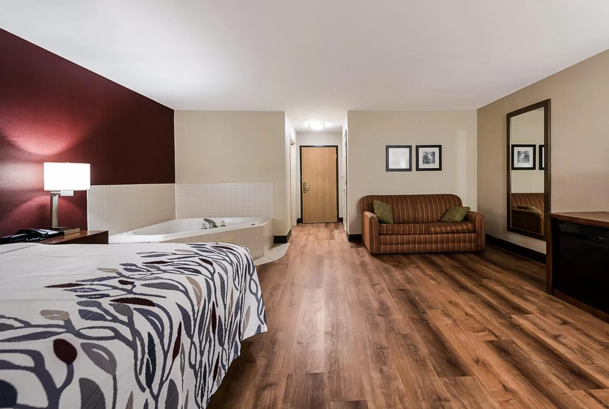 Photo of the whole room, Bed in Red Roof Inn Newport News - Yorktown