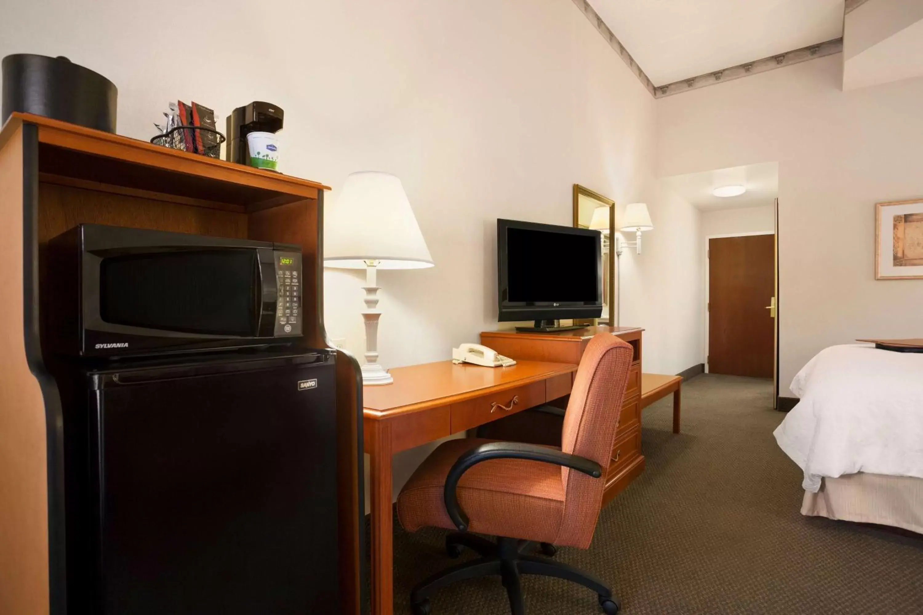 Bed, TV/Entertainment Center in Hampton Inn Quakertown