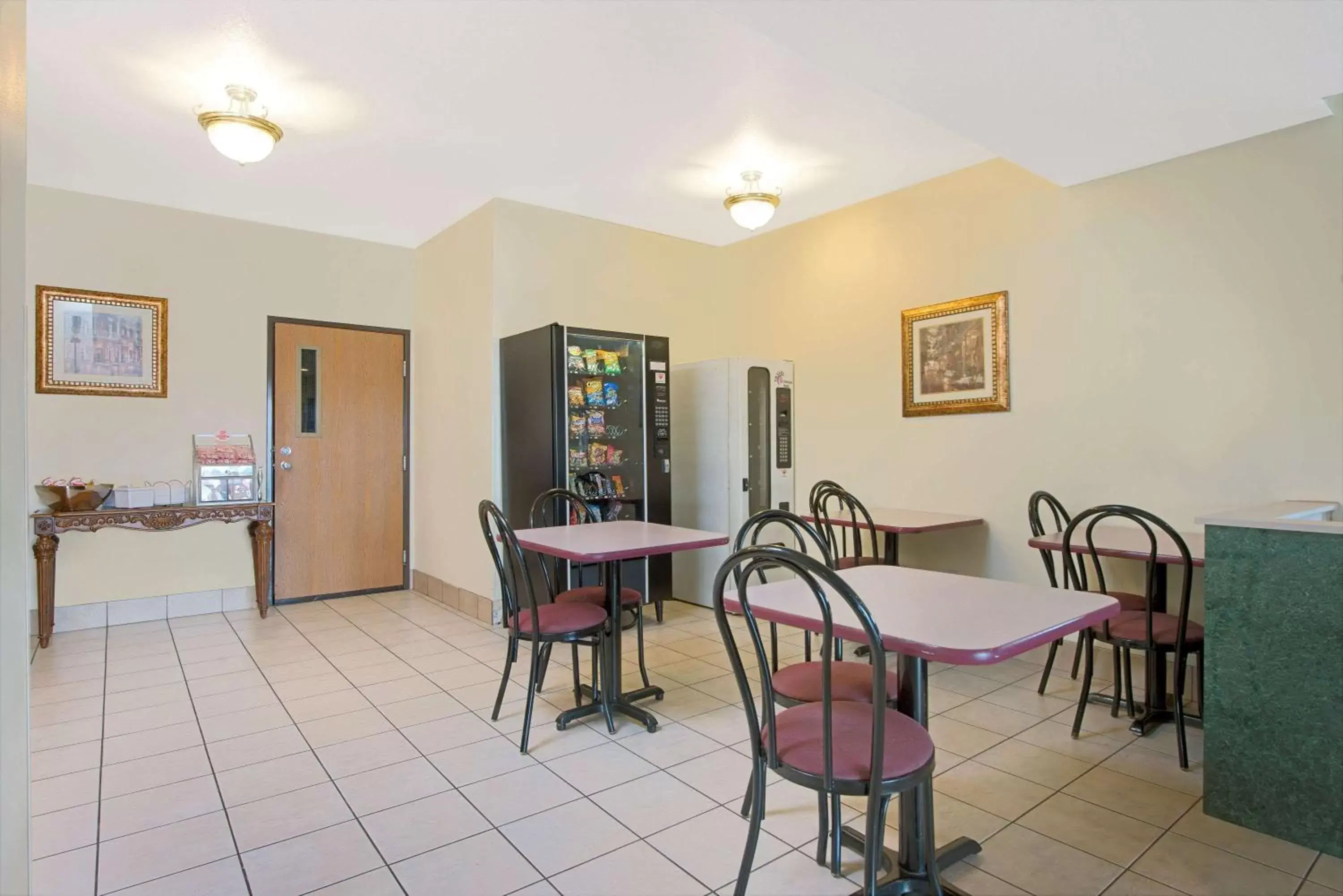 Restaurant/places to eat, Dining Area in Super 8 by Wyndham Bonne Terre