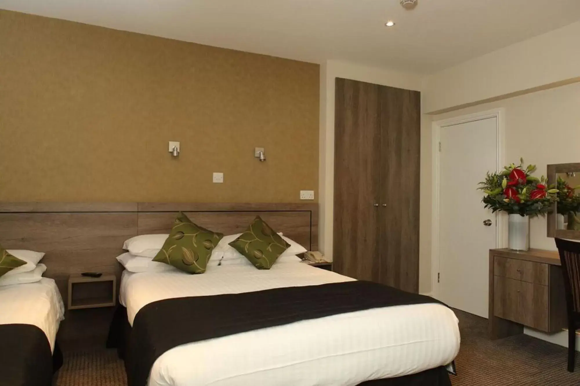Bedroom, Bed in Kensington Gardens Hotel