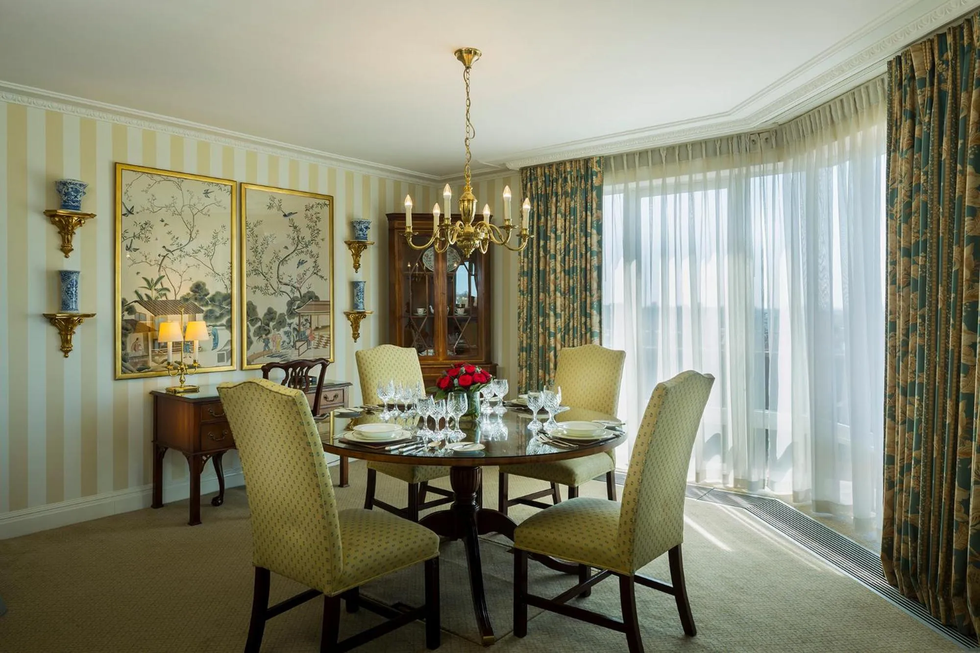 Dining area in Cheval Thorney Court at Hyde Park
