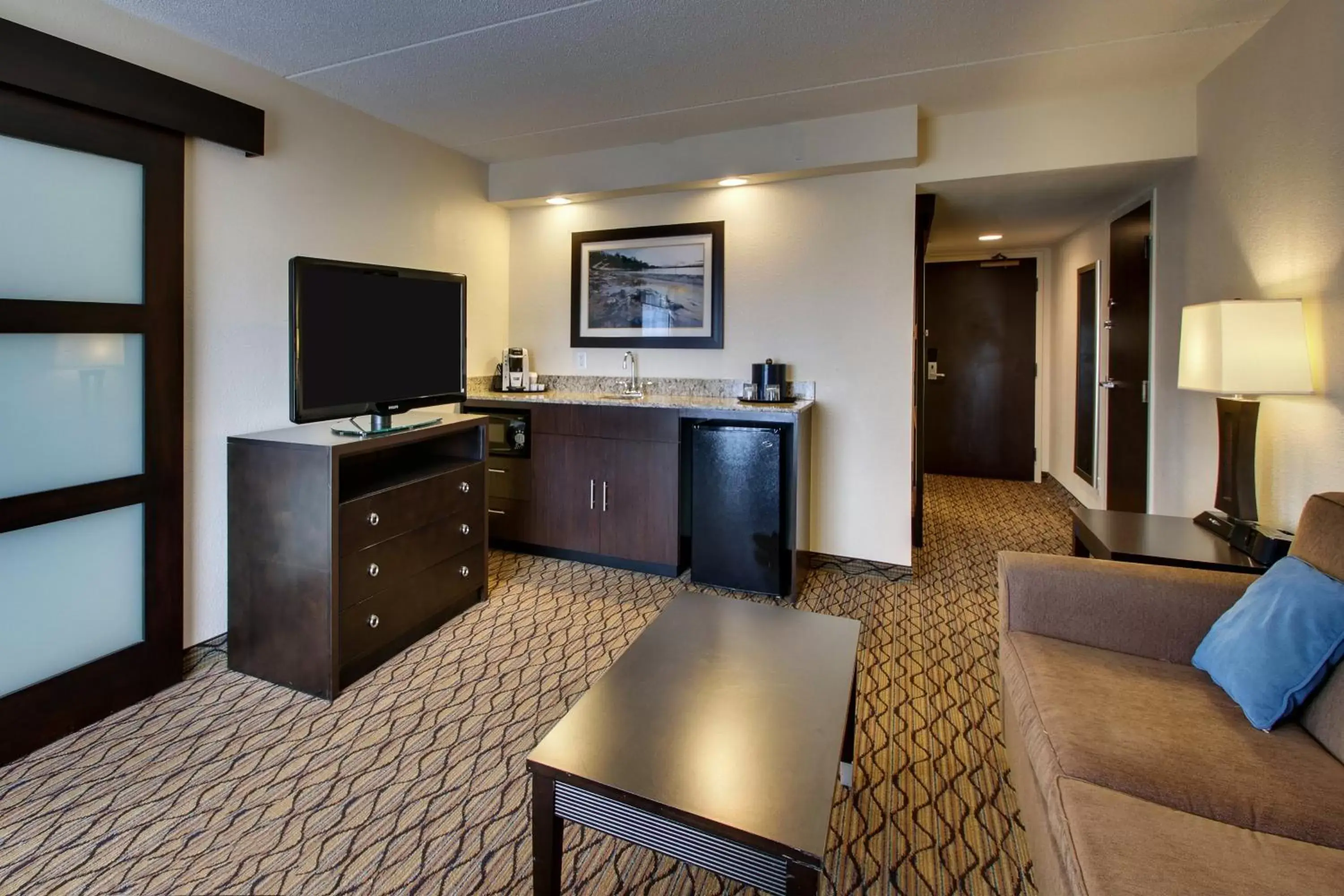 Bedroom, TV/Entertainment Center in Holiday Inn Express Baltimore BWI Airport West, an IHG Hotel